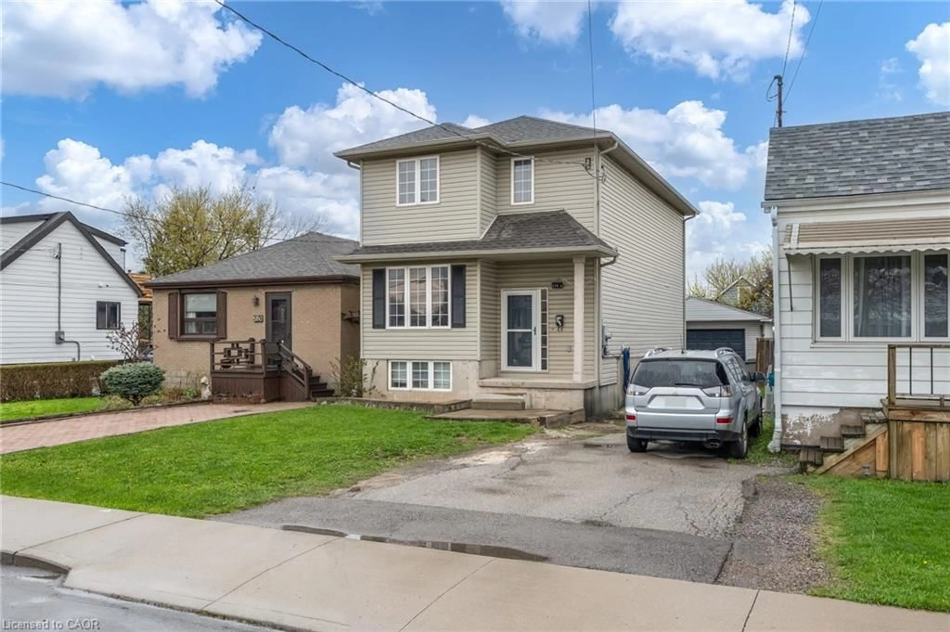 Home with vinyl exterior material, street for 578 1/2 Barnaby St, Hamilton Ontario L8H 6T9