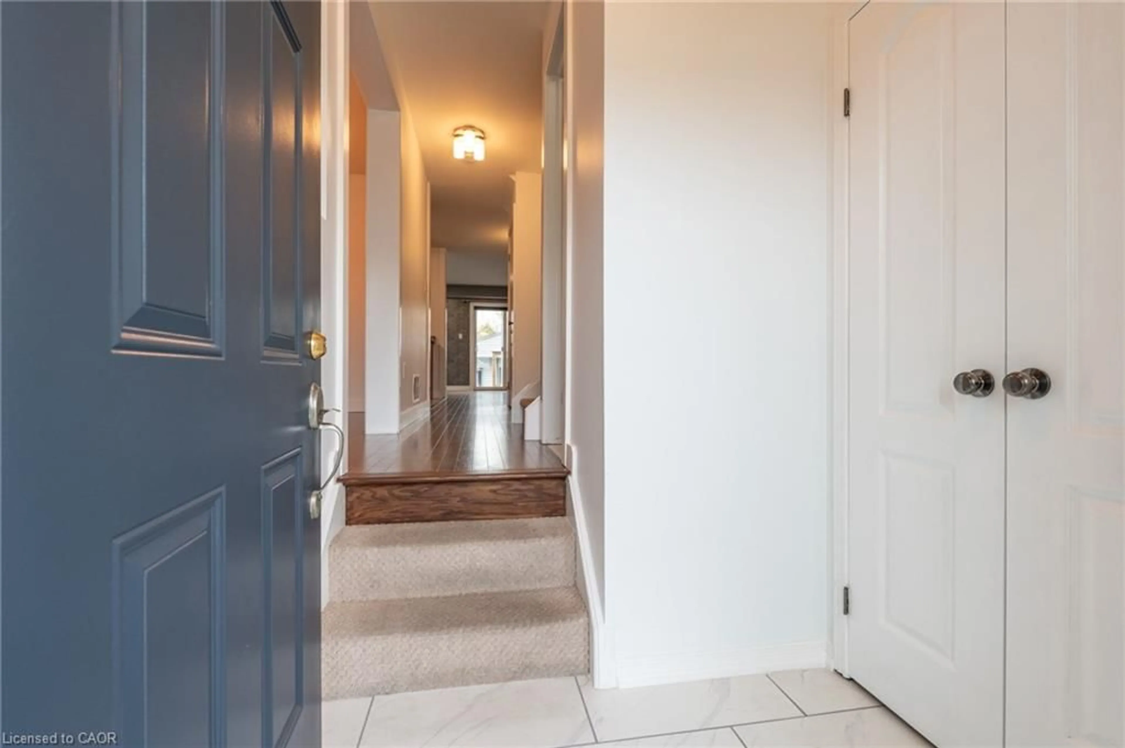 Indoor foyer for 578 1/2 Barnaby St, Hamilton Ontario L8H 6T9