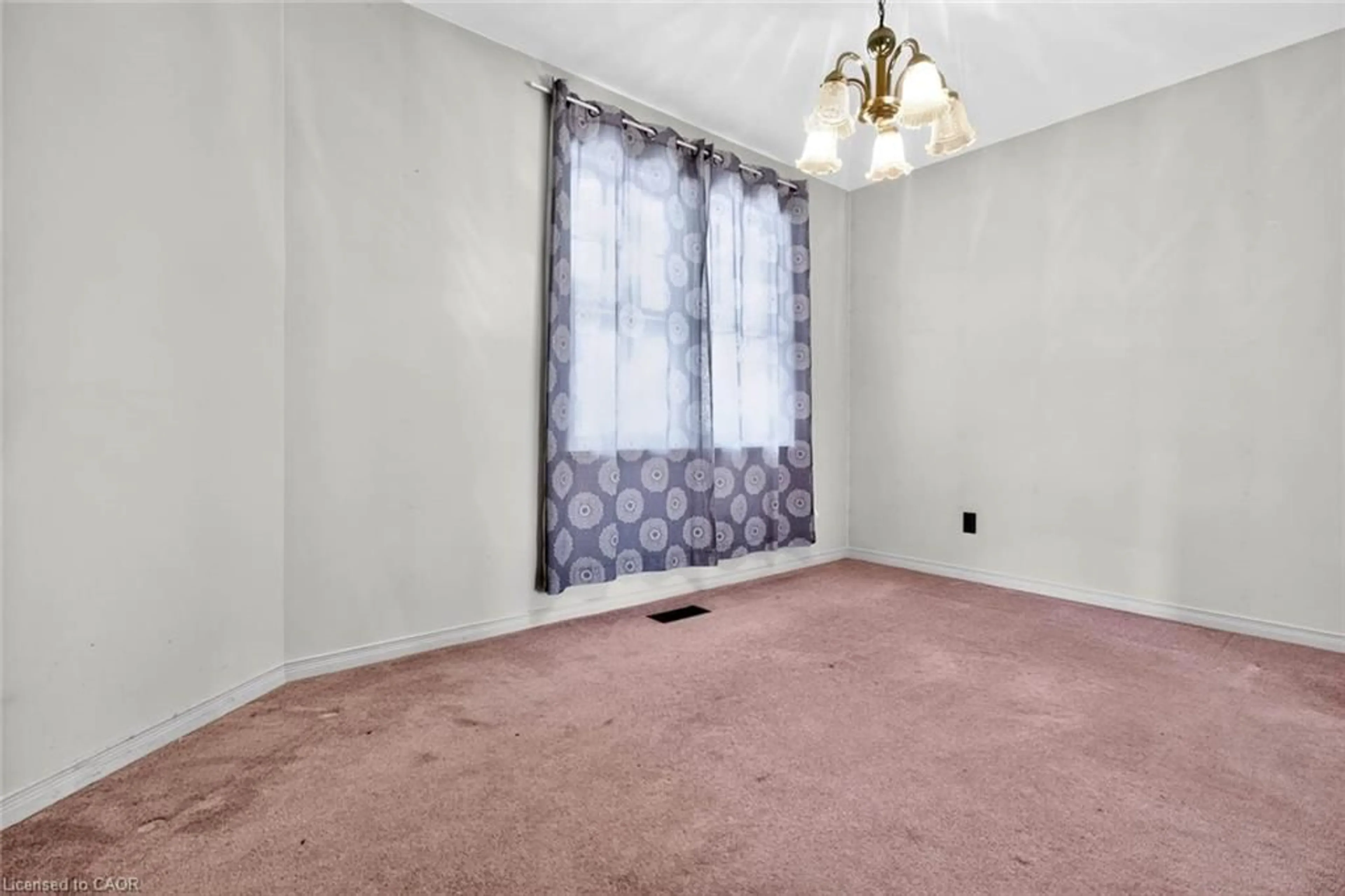A pic of a room for 8 Amelia St, Paris Ontario N3L 1Z3
