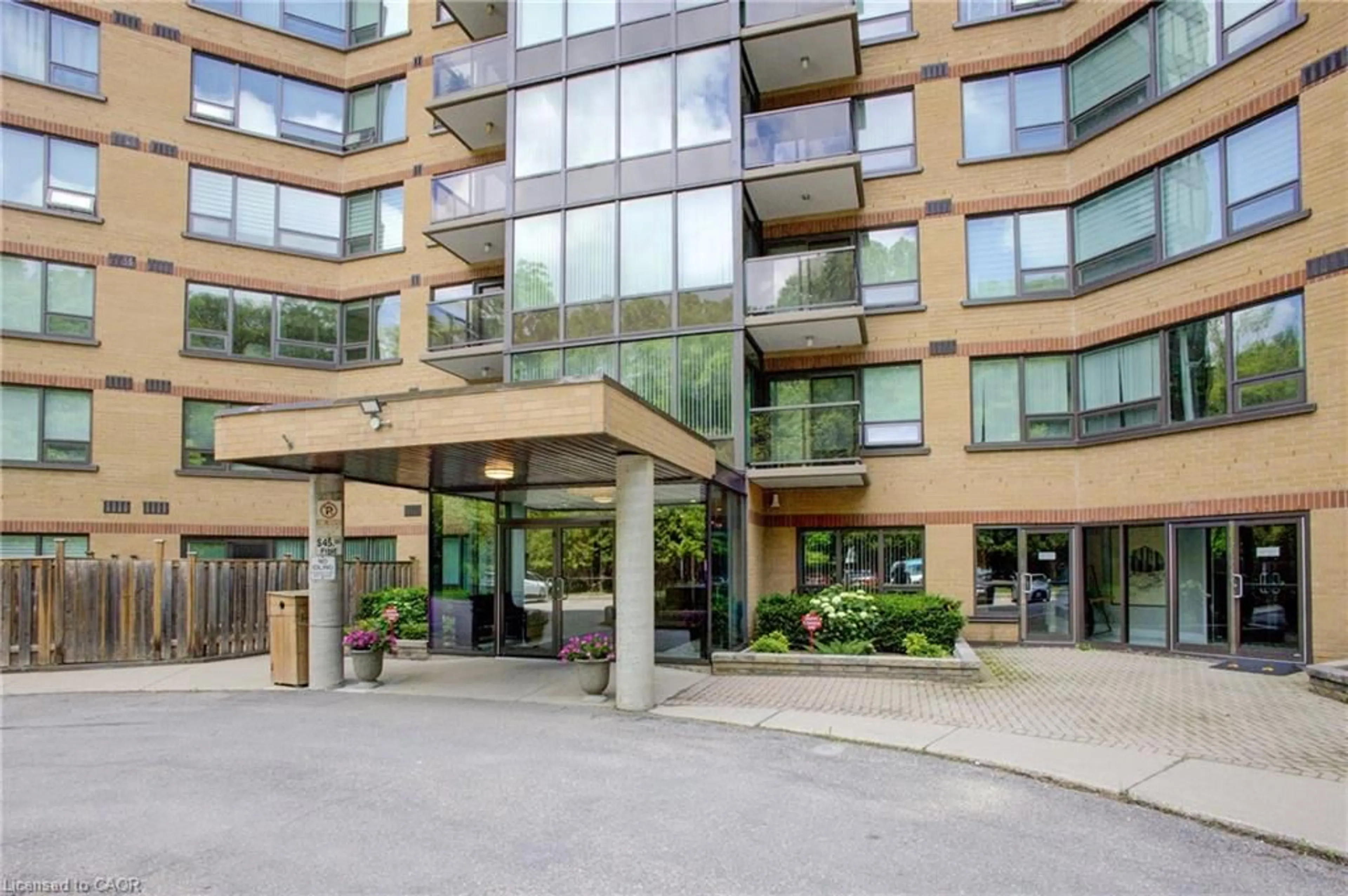 Indoor foyer for 237 King St #305, Cambridge Ontario N3H 5L2