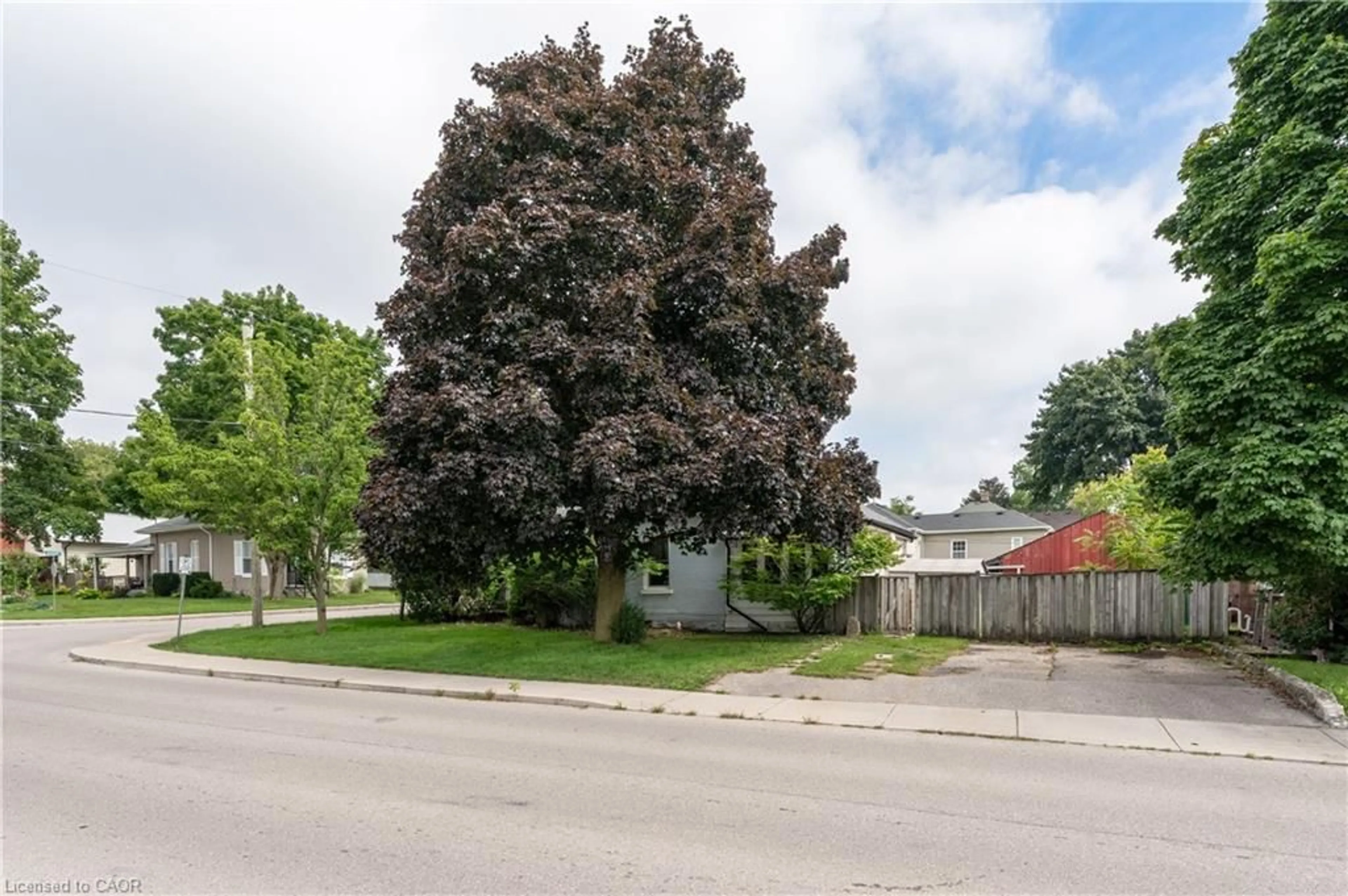 A pic from outside/outdoor area/front of a property/back of a property/a pic from drone, street for 314 Queen St, Woodstock Ontario N4S 1M1