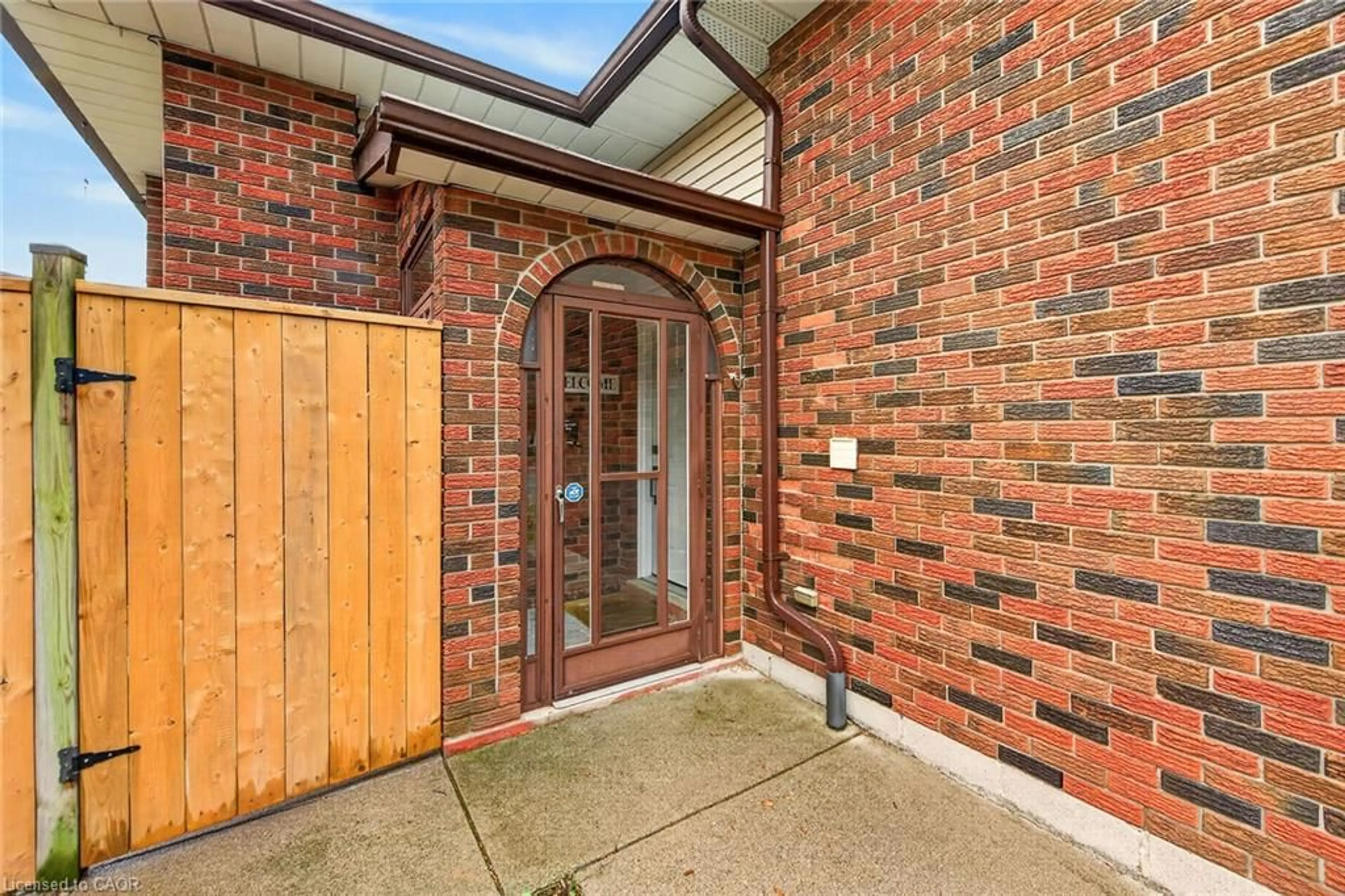 Indoor entryway for 10 Krafty Crt, Hamilton Ontario L9C 6R7