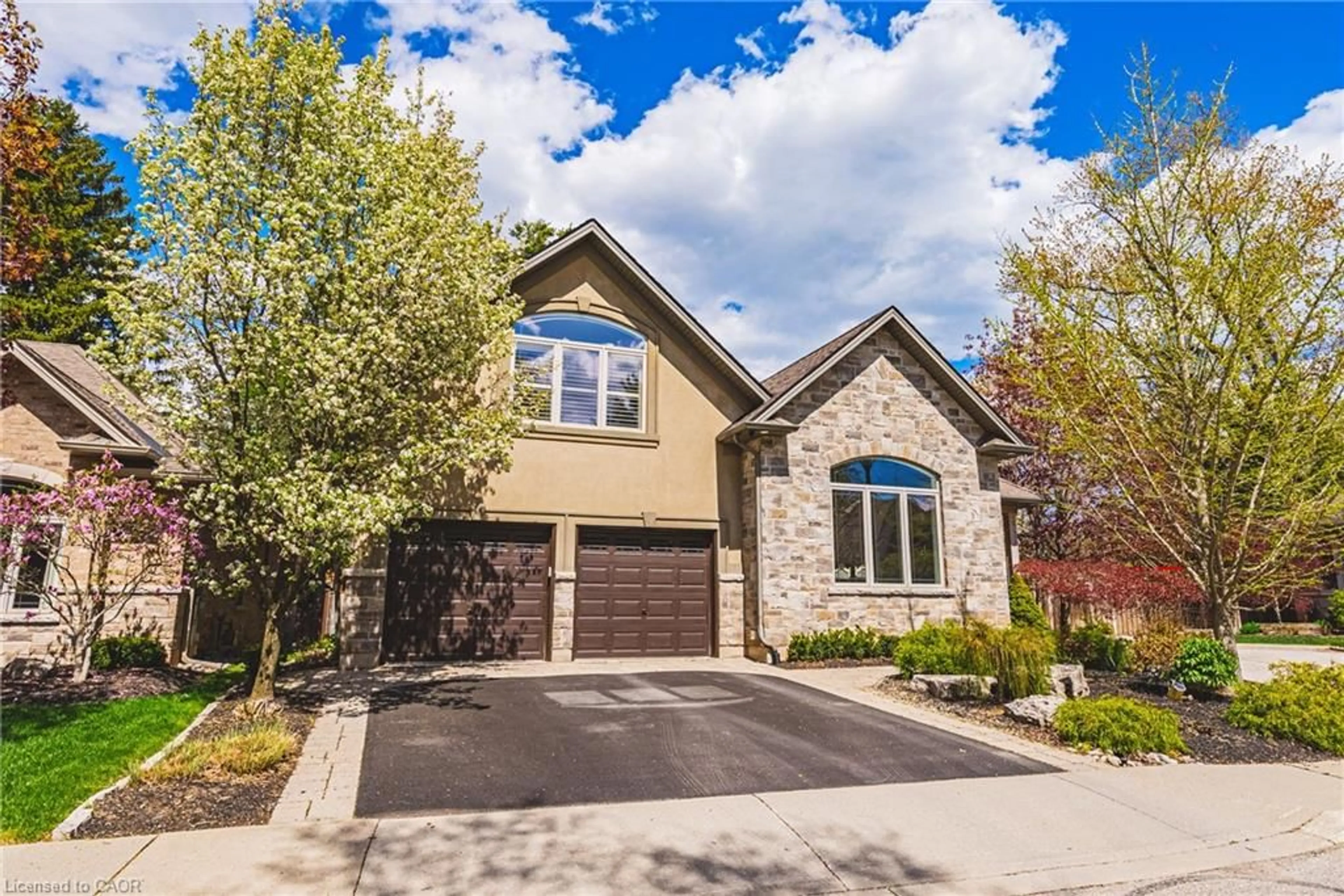 Home with brick exterior material, street for 976 Shadeland Ave #3, Burlington Ontario L7T 2M5