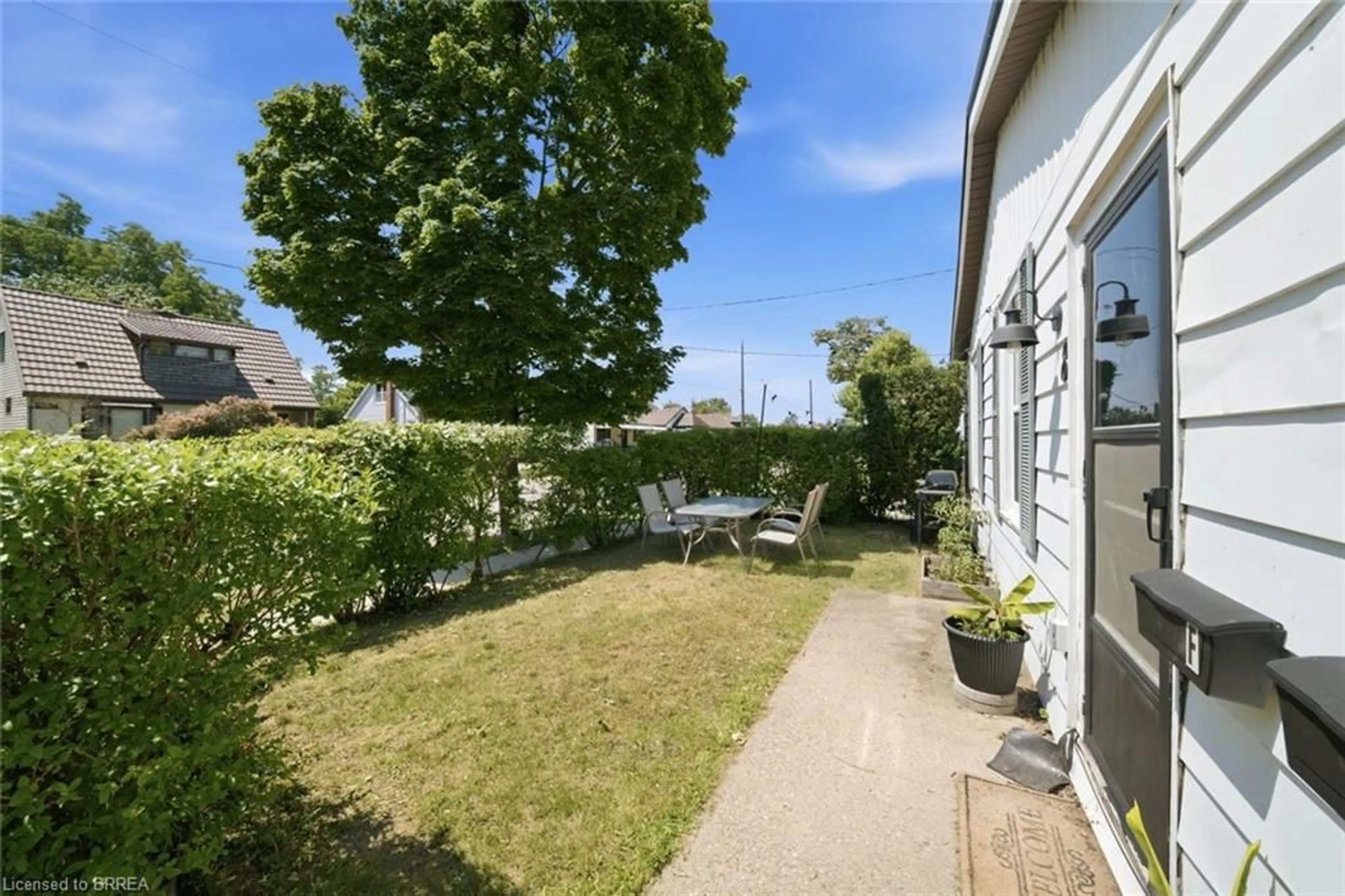 Patio, street for 8 Russell St, Brantford Ontario N3R 1Y7