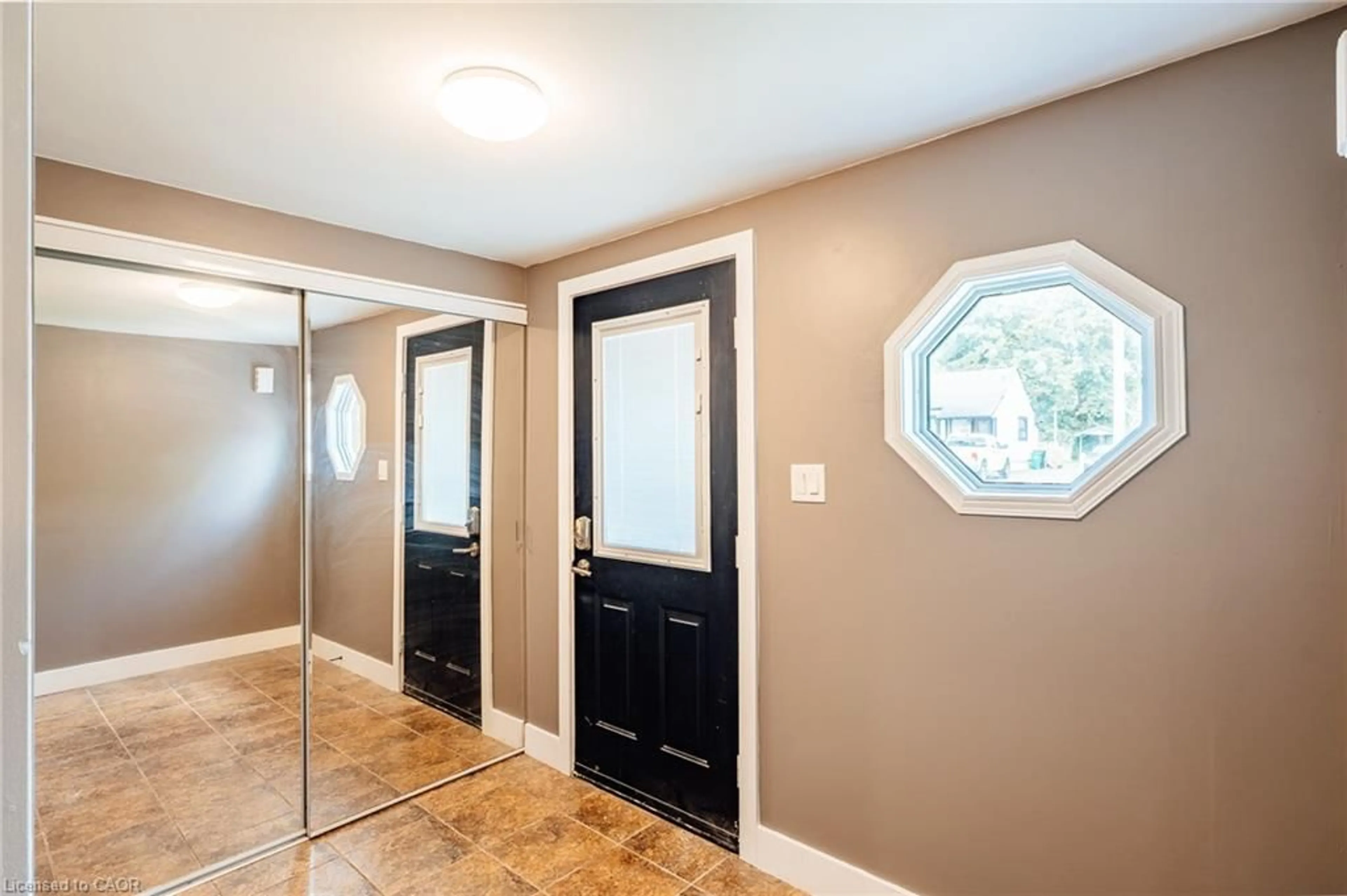 Indoor entryway for 11 Second Ave, Cambridge Ontario N1S 2B7