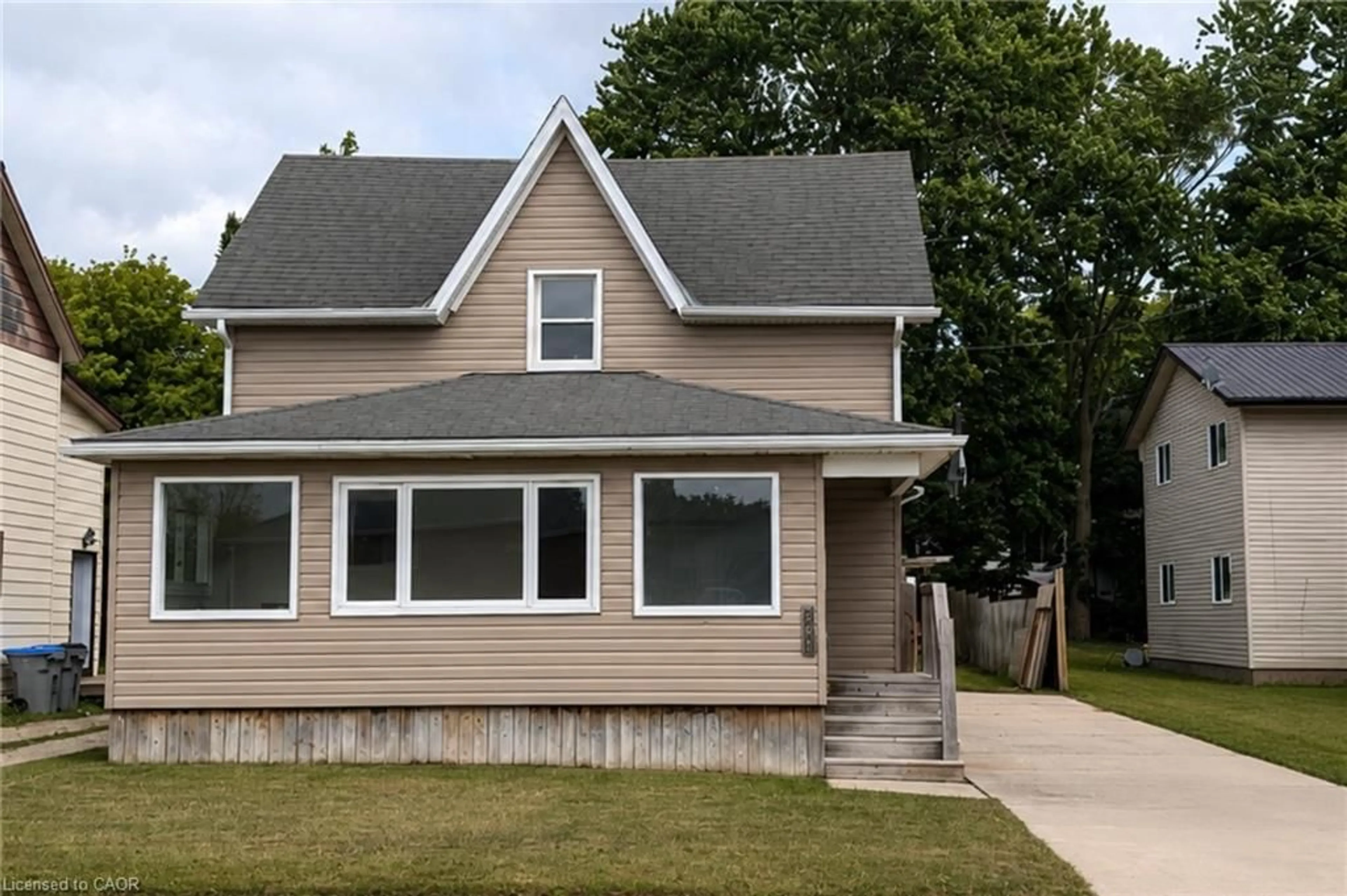 Home with vinyl exterior material, street for 368 Wellington Ave, Listowel Ontario N4W 2J2