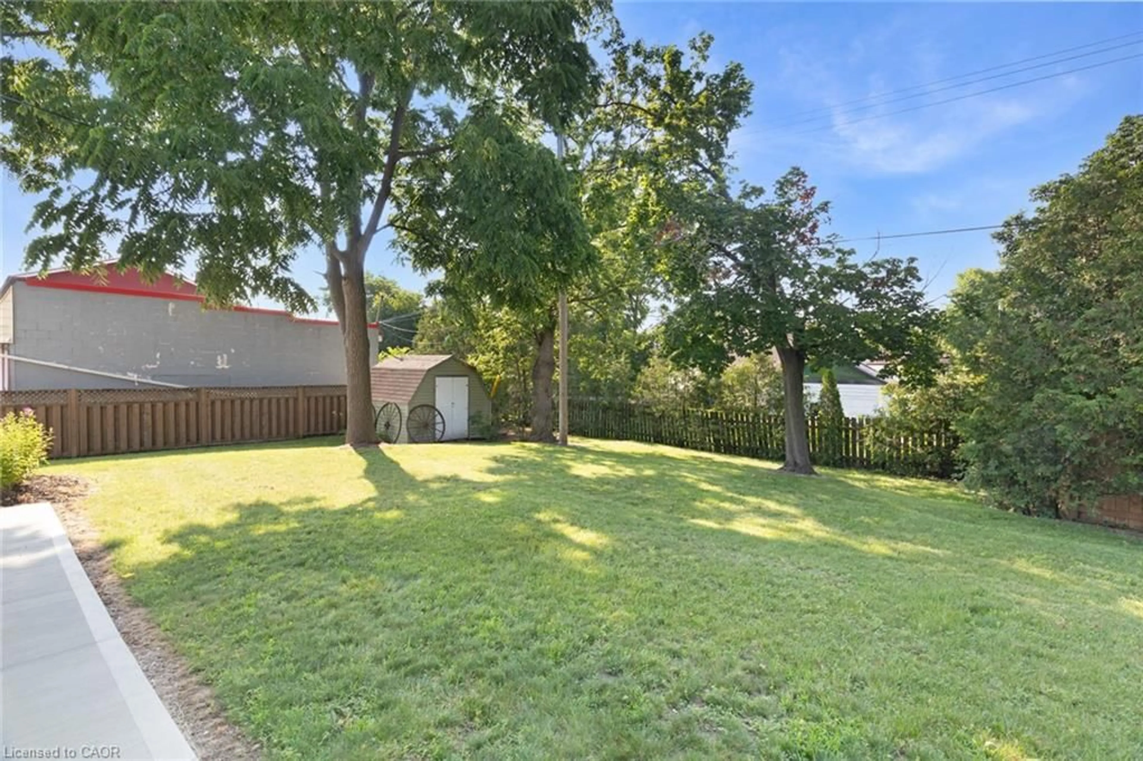 A pic from outside/outdoor area/front of a property/back of a property/a pic from drone, unknown for 24 Pine St, Delhi Ontario N4B 1N6