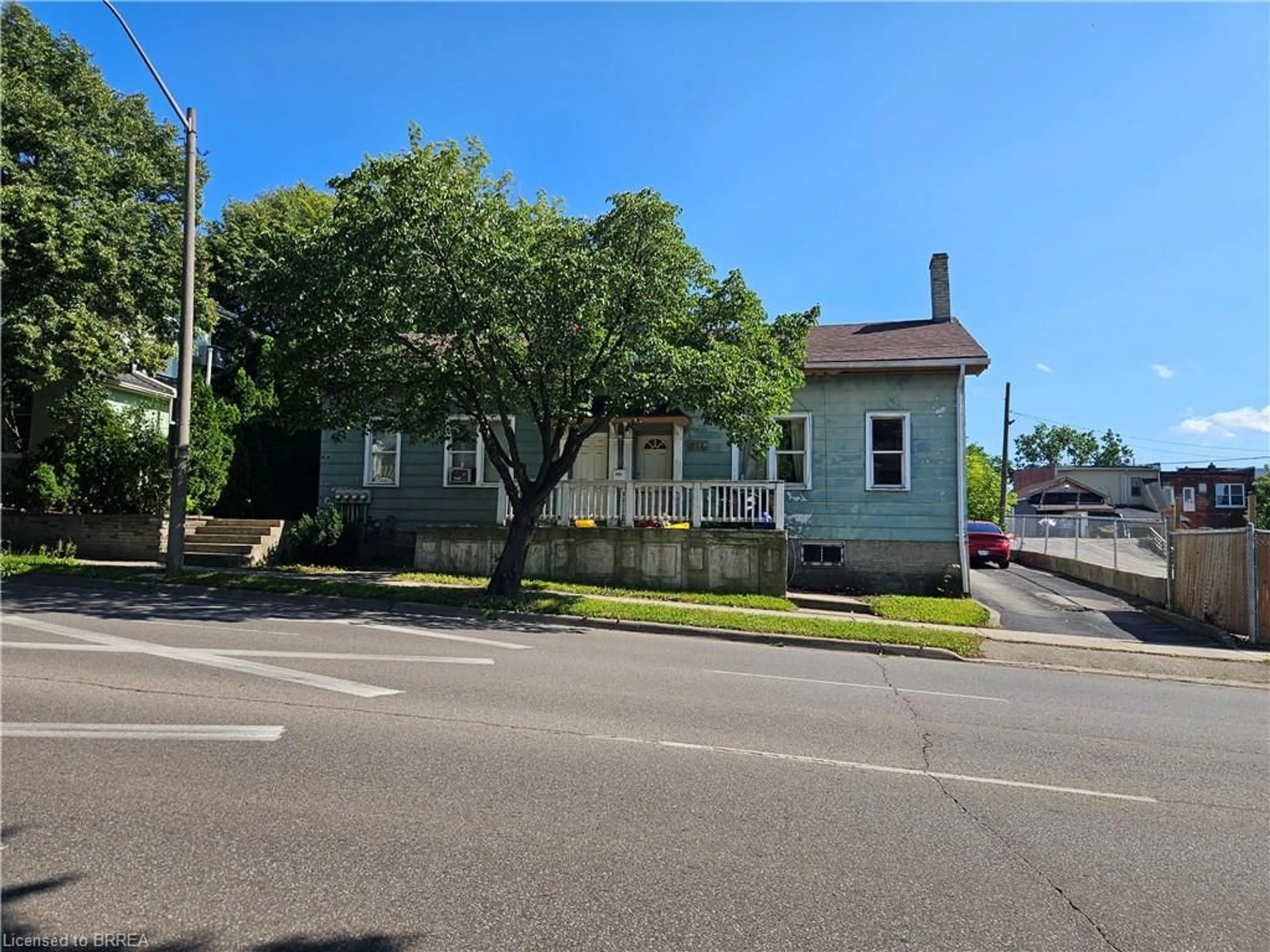 A pic from outside/outdoor area/front of a property/back of a property/a pic from drone, street for 217-219 Dalhousie St, Brantford Ontario N3S 3T8