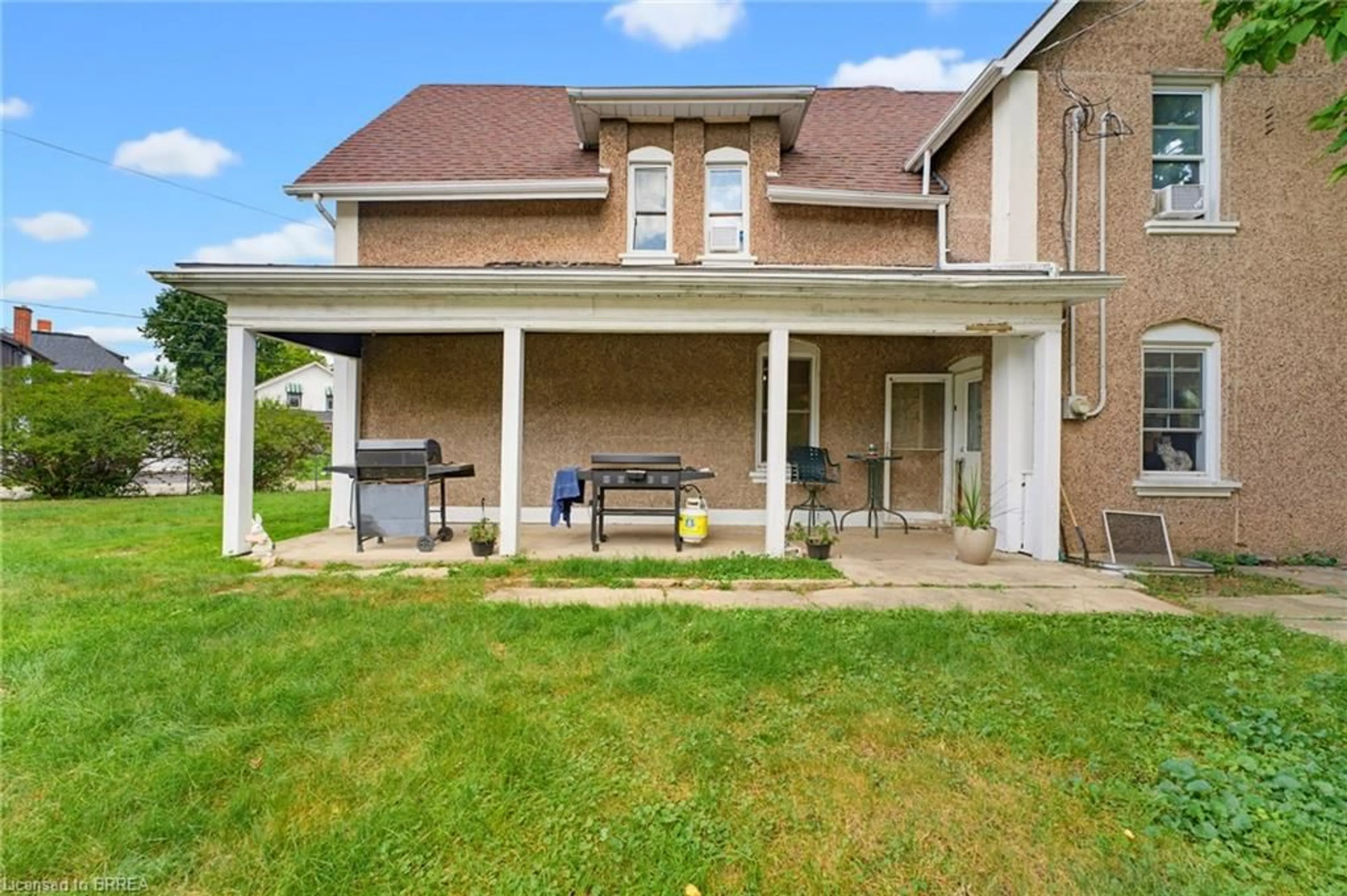 A pic from outside/outdoor area/front of a property/back of a property/a pic from drone, building for 97 Park Ave, Brantford Ontario N3S 5H4