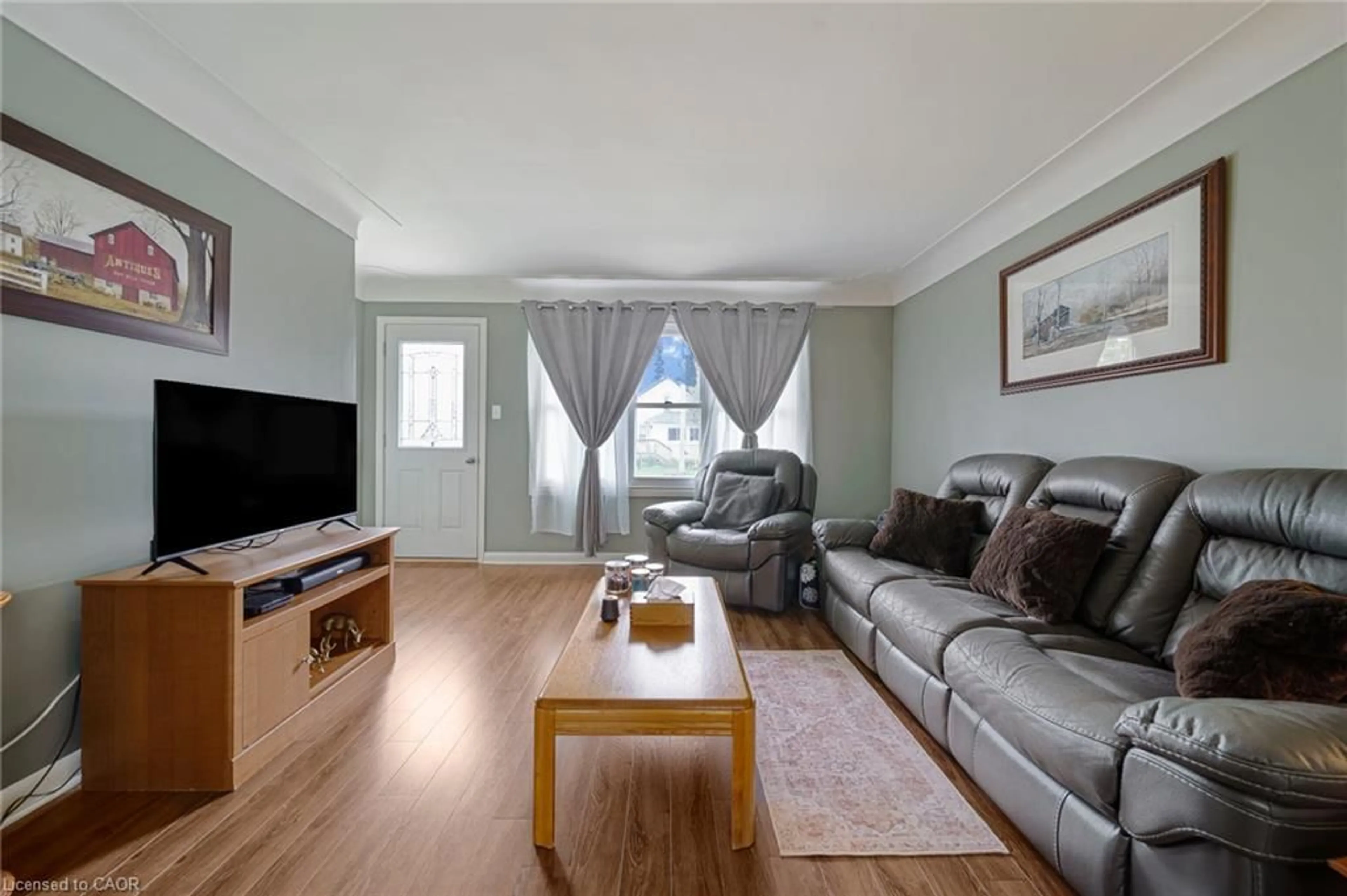 Living room with furniture, wood/laminate floor for 205 Crysler St, Delhi Ontario N4B 1H9