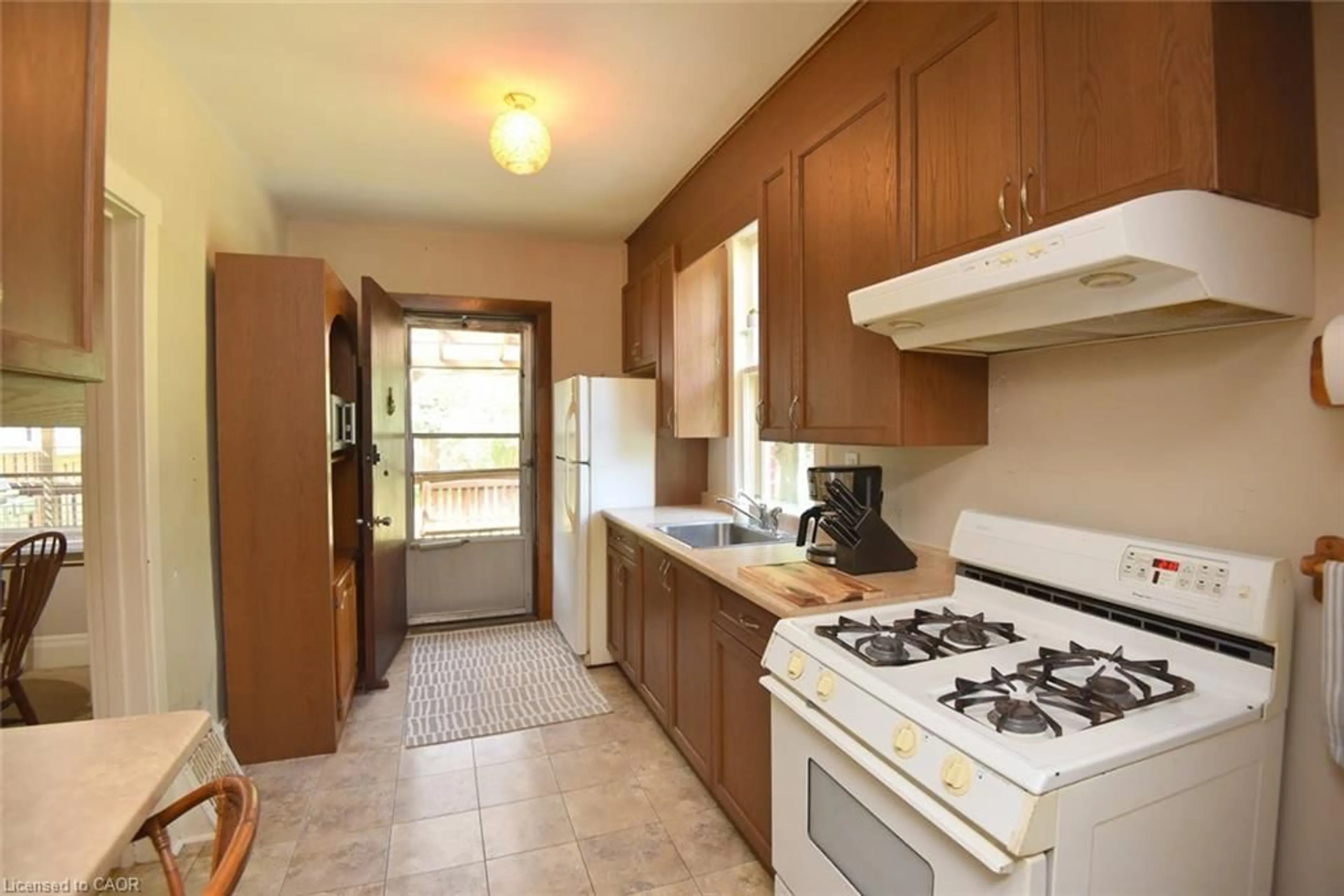 Standard kitchen, ceramic/tile floor for 781 Oakdale Ave, Burlington Ontario L7T 1L5