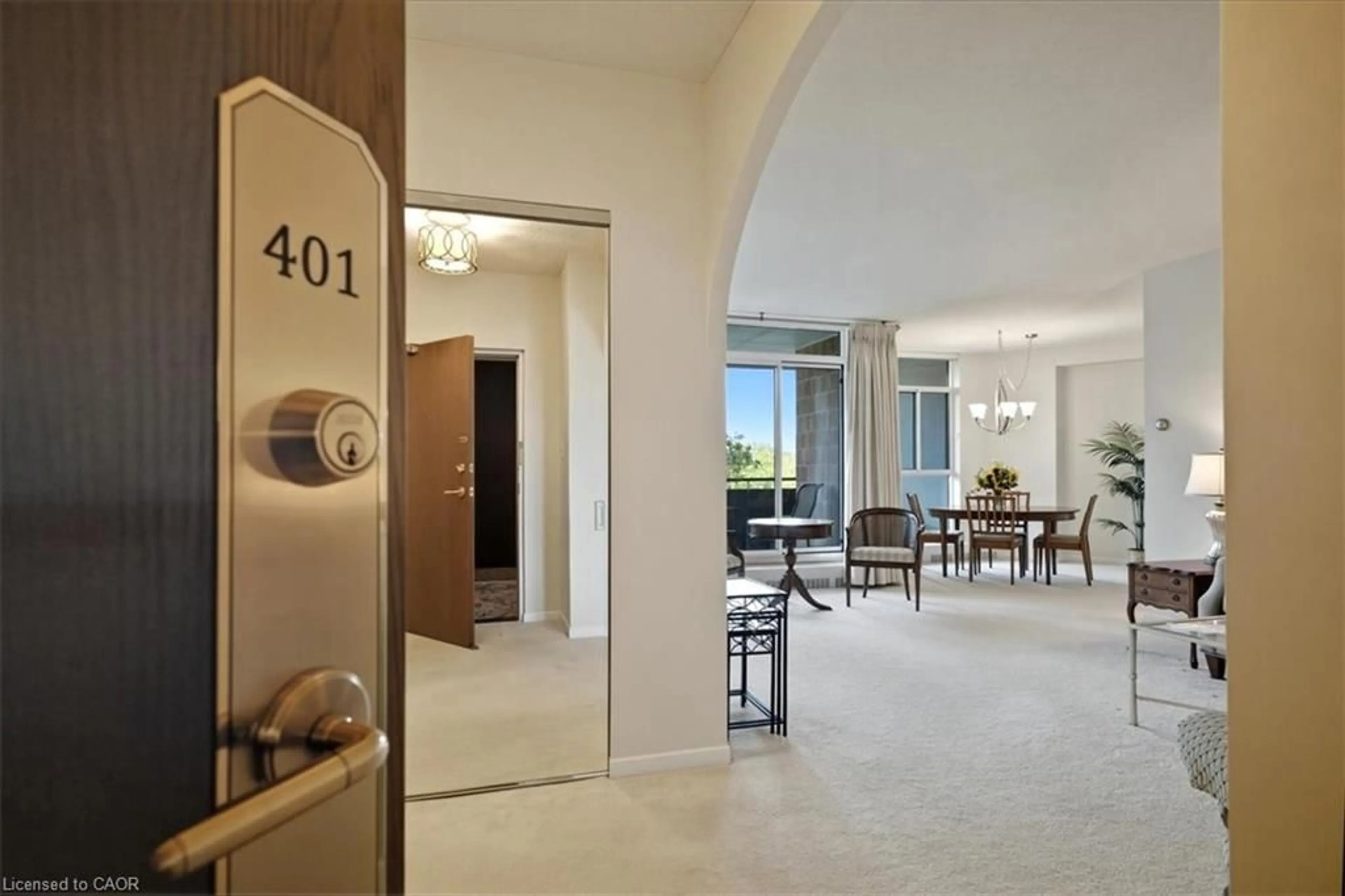 Indoor foyer for 5250 Lakeshore Rd #401, Burlington Ontario L7L 5L2