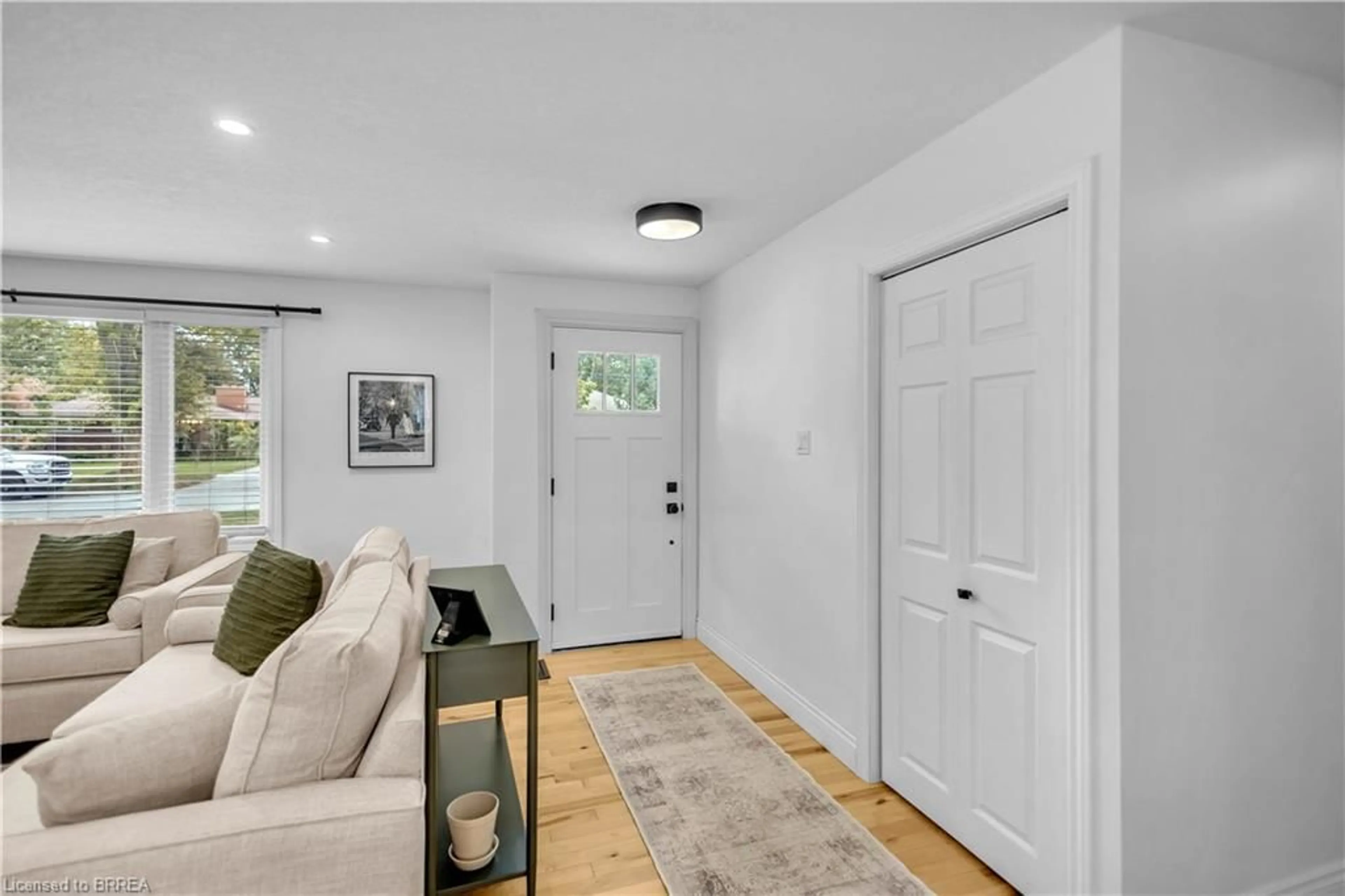 Indoor entryway for 51 Admiral Rd, Brantford Ontario N3R 1L5