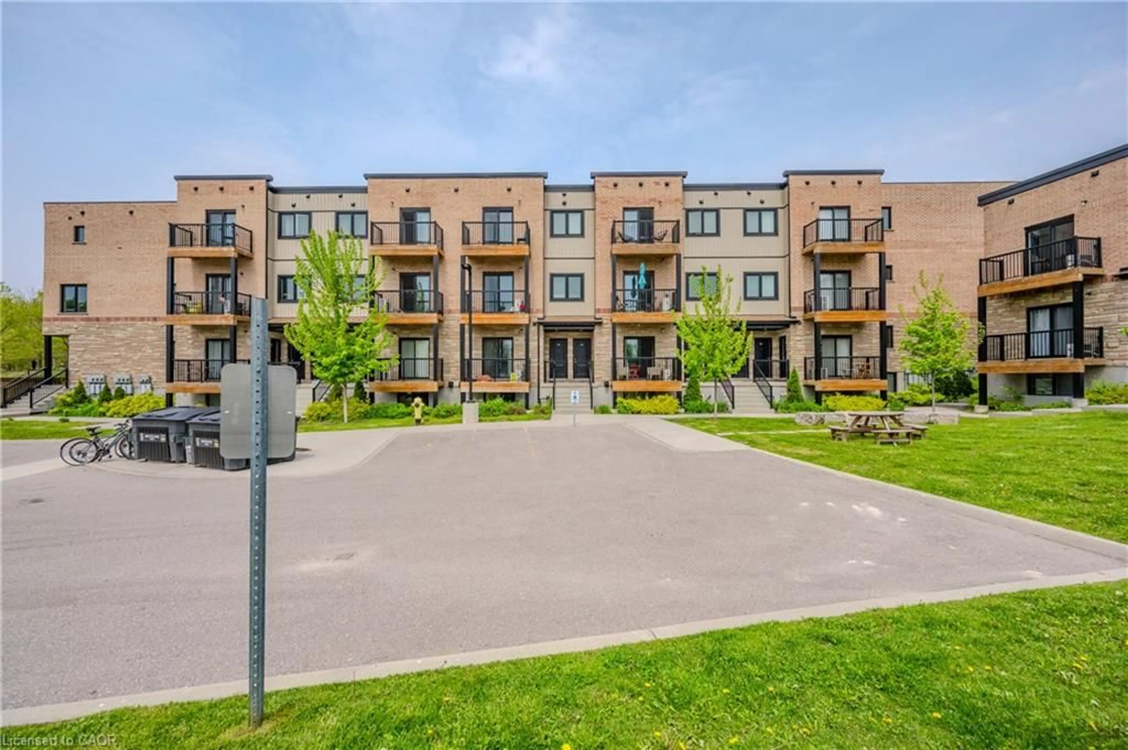 Patio, street for 164 Heiman St #5C, Kitchener Ontario N2M 0B8