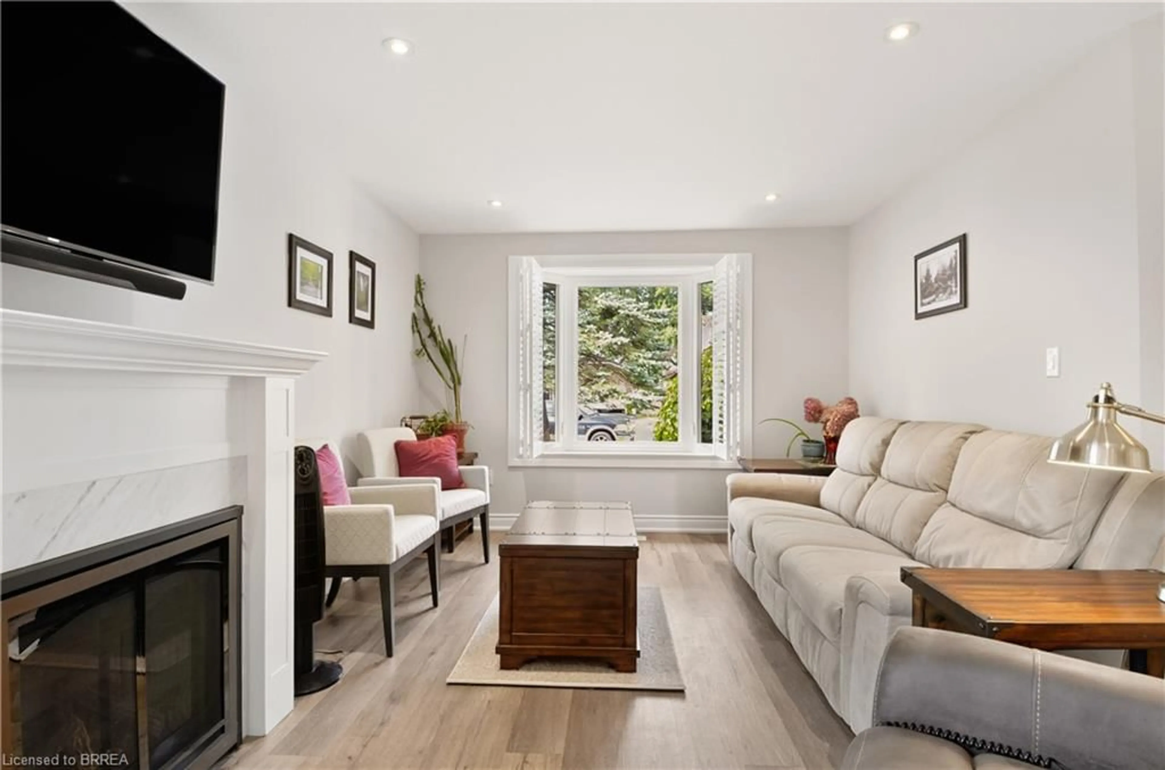 Living room with furniture, wood/laminate floor for 6 Edenridge Dr, Townsend Ontario N0A 1S0