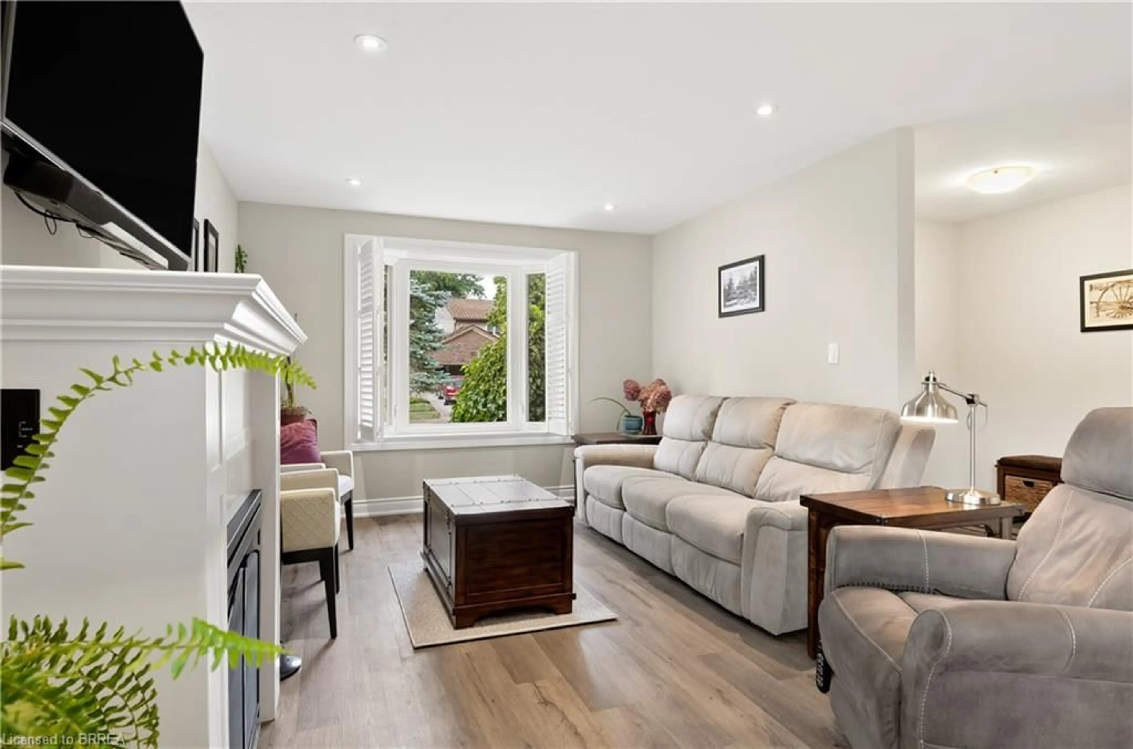 Living room with furniture, unknown for 6 Edenridge Dr, Townsend Ontario N0A 1S0