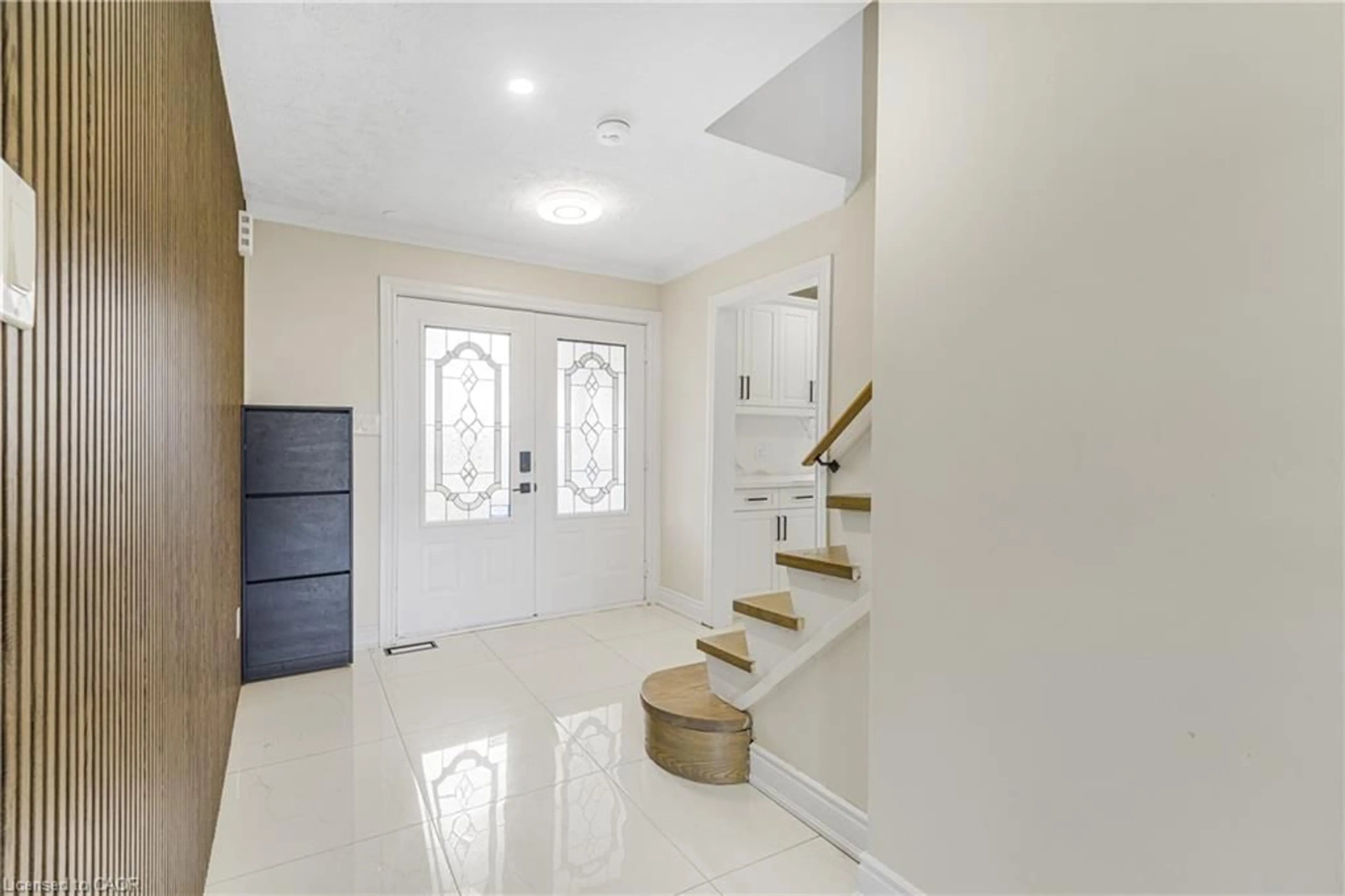 Indoor entryway for 8793 Thorold Stone Rd, Niagara Falls Ontario L2H 0V9