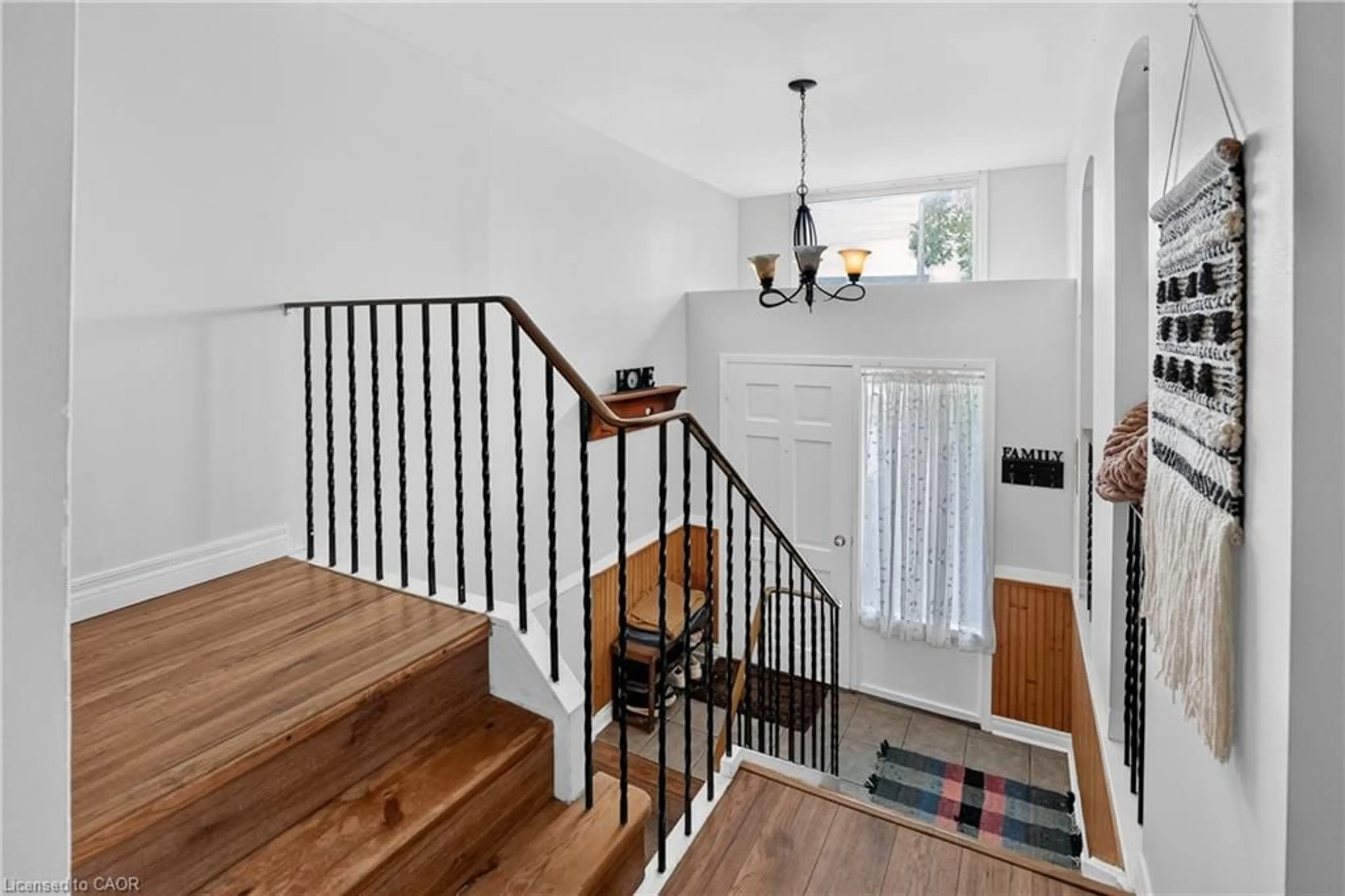 Indoor entryway for 132 Lock St #3, Dunnville Ontario N1A 1T9