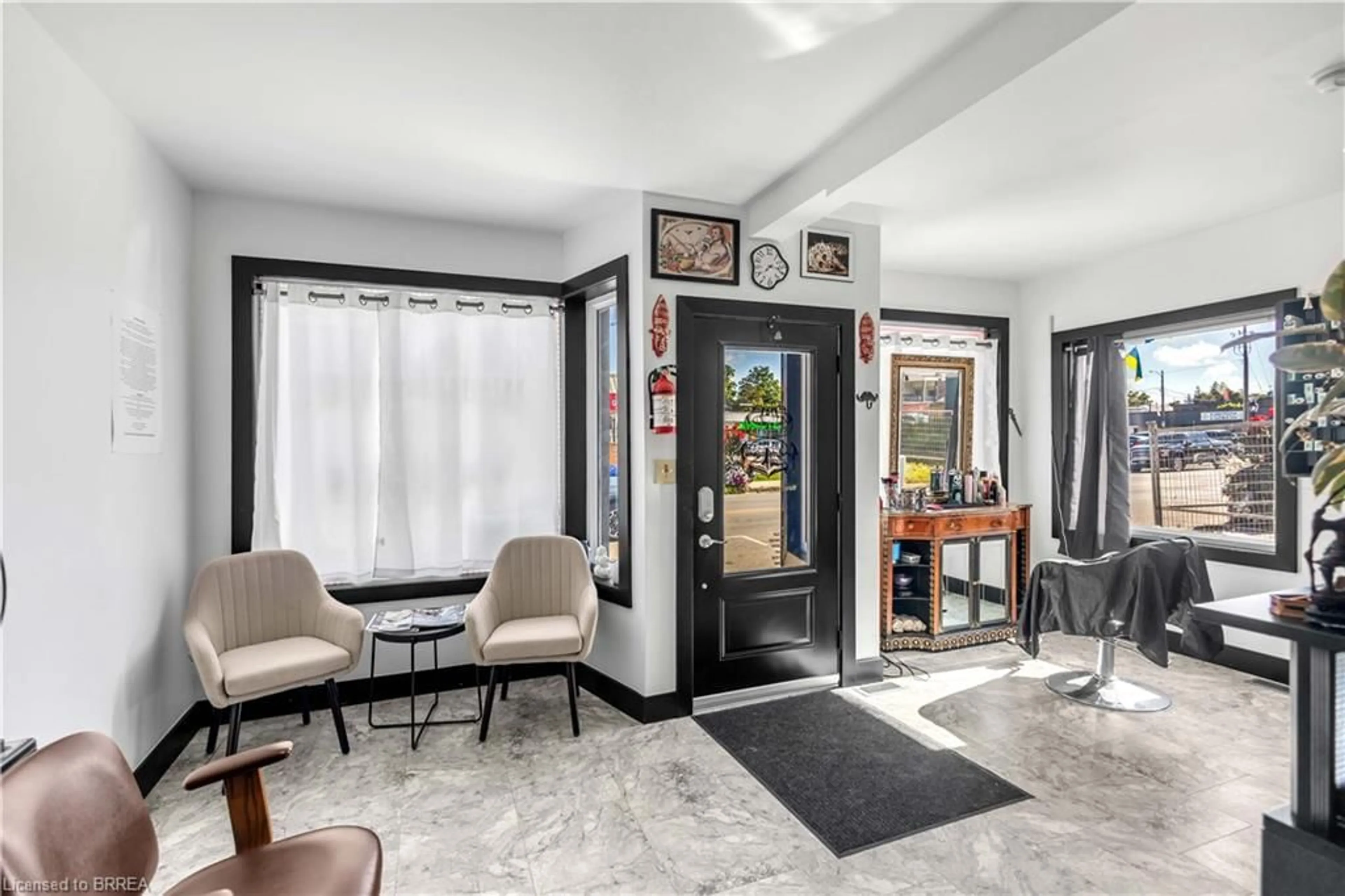 Indoor entryway for 136 King St, Delhi Ontario N4B 1X8