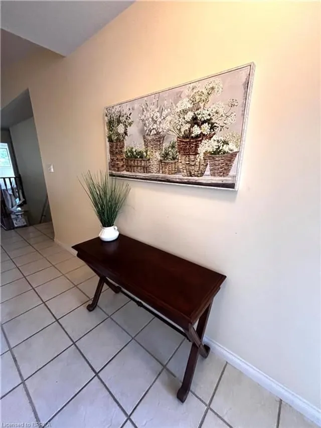 24 Griffiths Dr #23, Paris 5