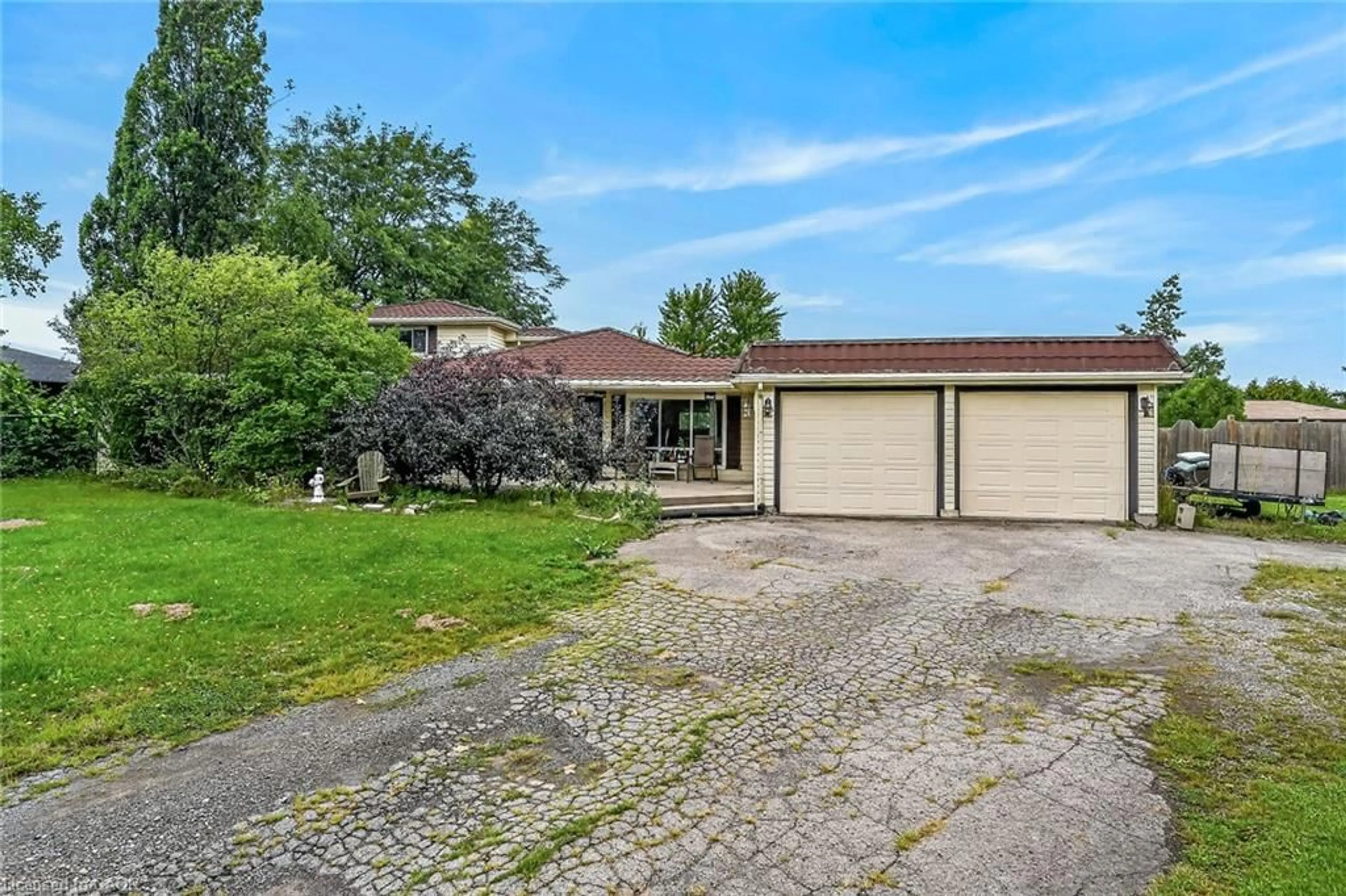 A pic from outside/outdoor area/front of a property/back of a property/a pic from drone, street for 3266 Golf Club Rd, Glanbrook Ontario L0R 1P0