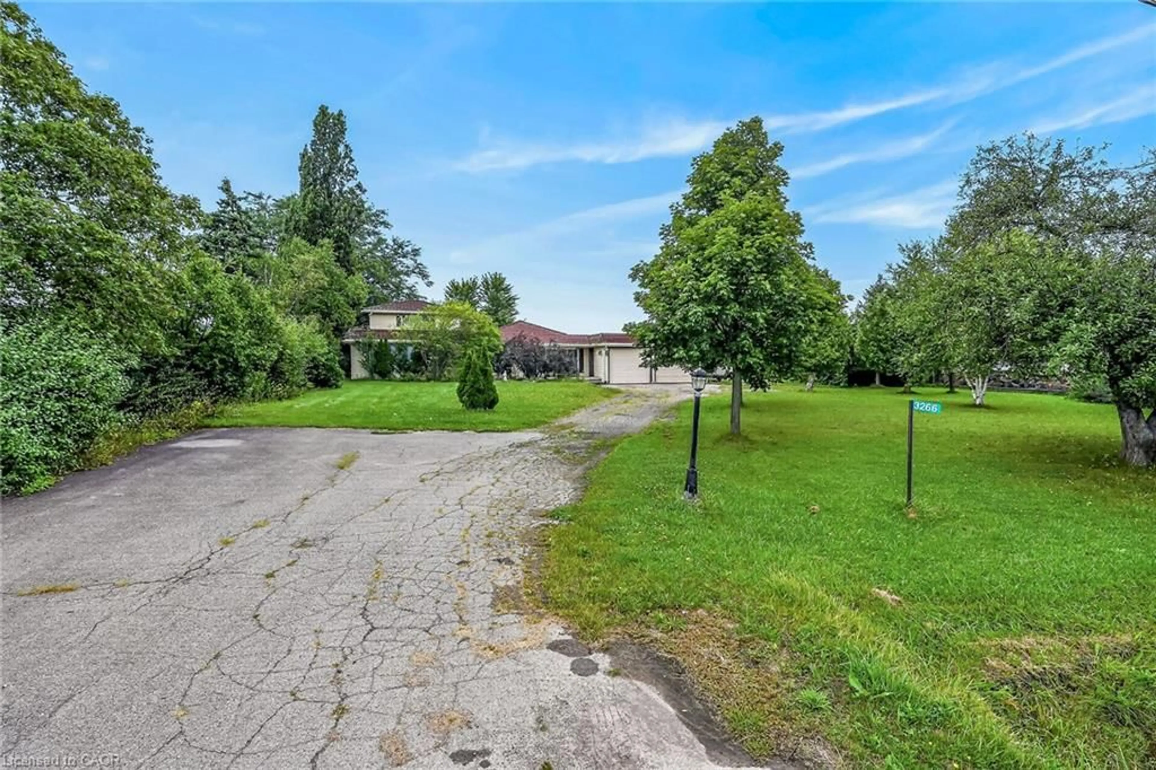 A pic from outside/outdoor area/front of a property/back of a property/a pic from drone, street for 3266 Golf Club Rd, Glanbrook Ontario L0R 1P0