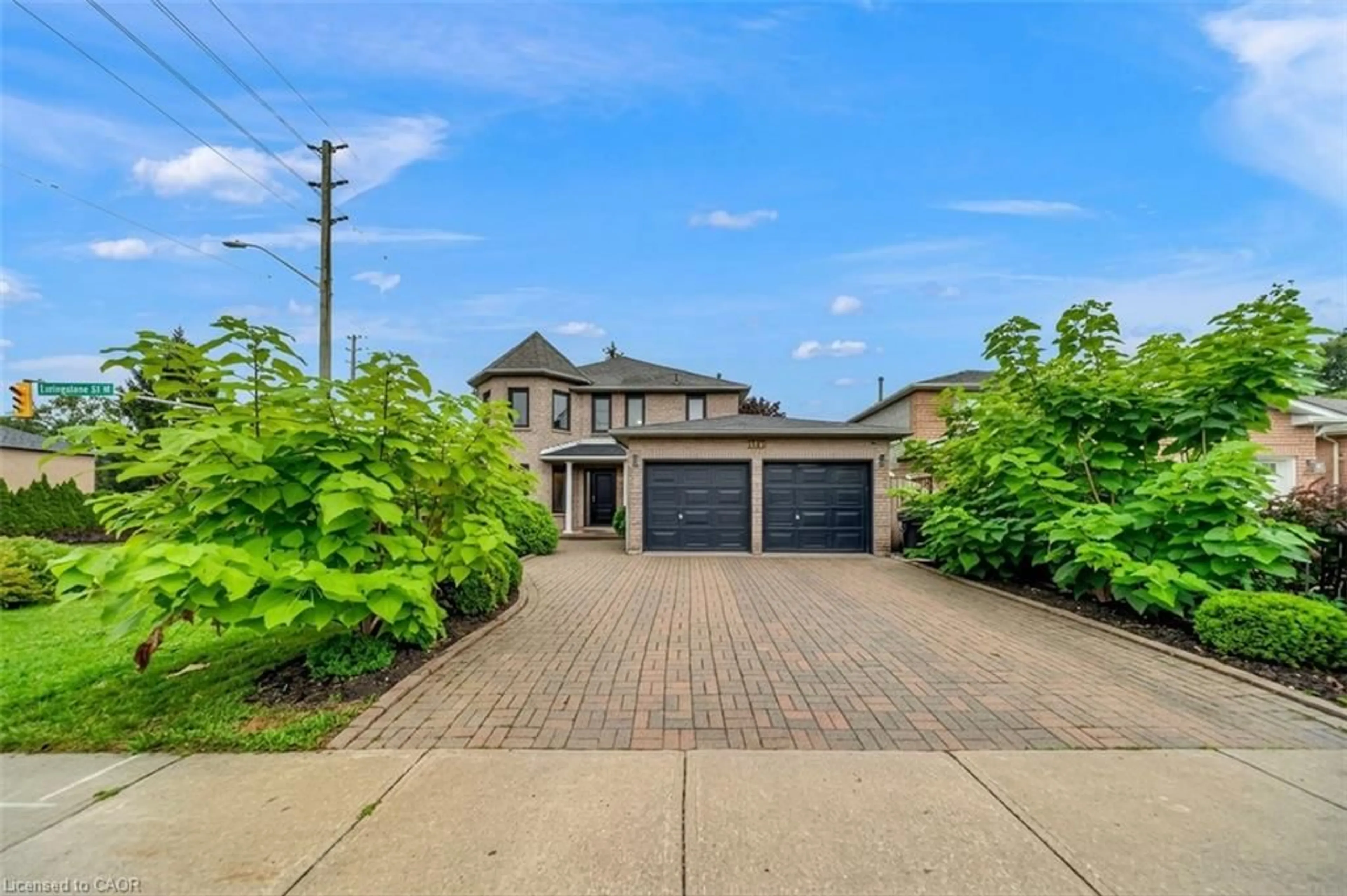 A pic from outside/outdoor area/front of a property/back of a property/a pic from drone, street for 191 Livingstone St, Barrie Ontario L4N 6Z9