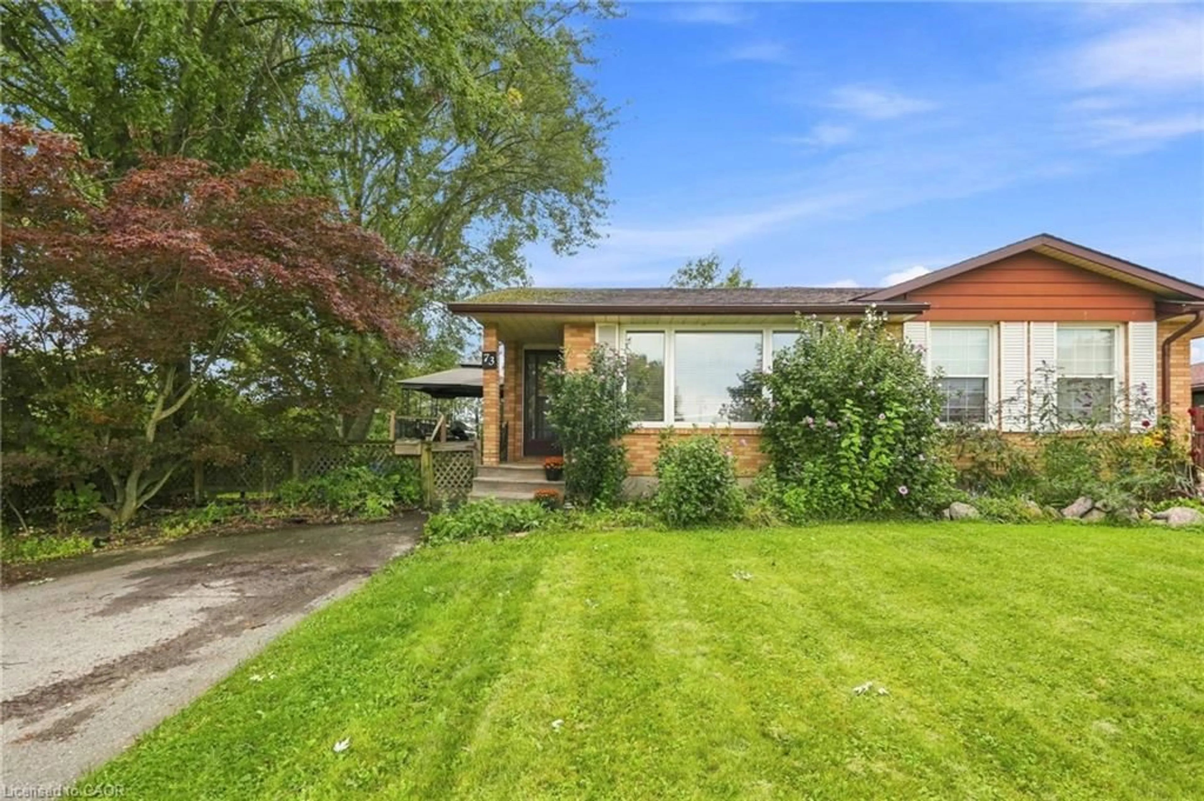 A pic from outside/outdoor area/front of a property/back of a property/a pic from drone, street for 73 Aquador Dr, Welland Ontario L3C 5S5