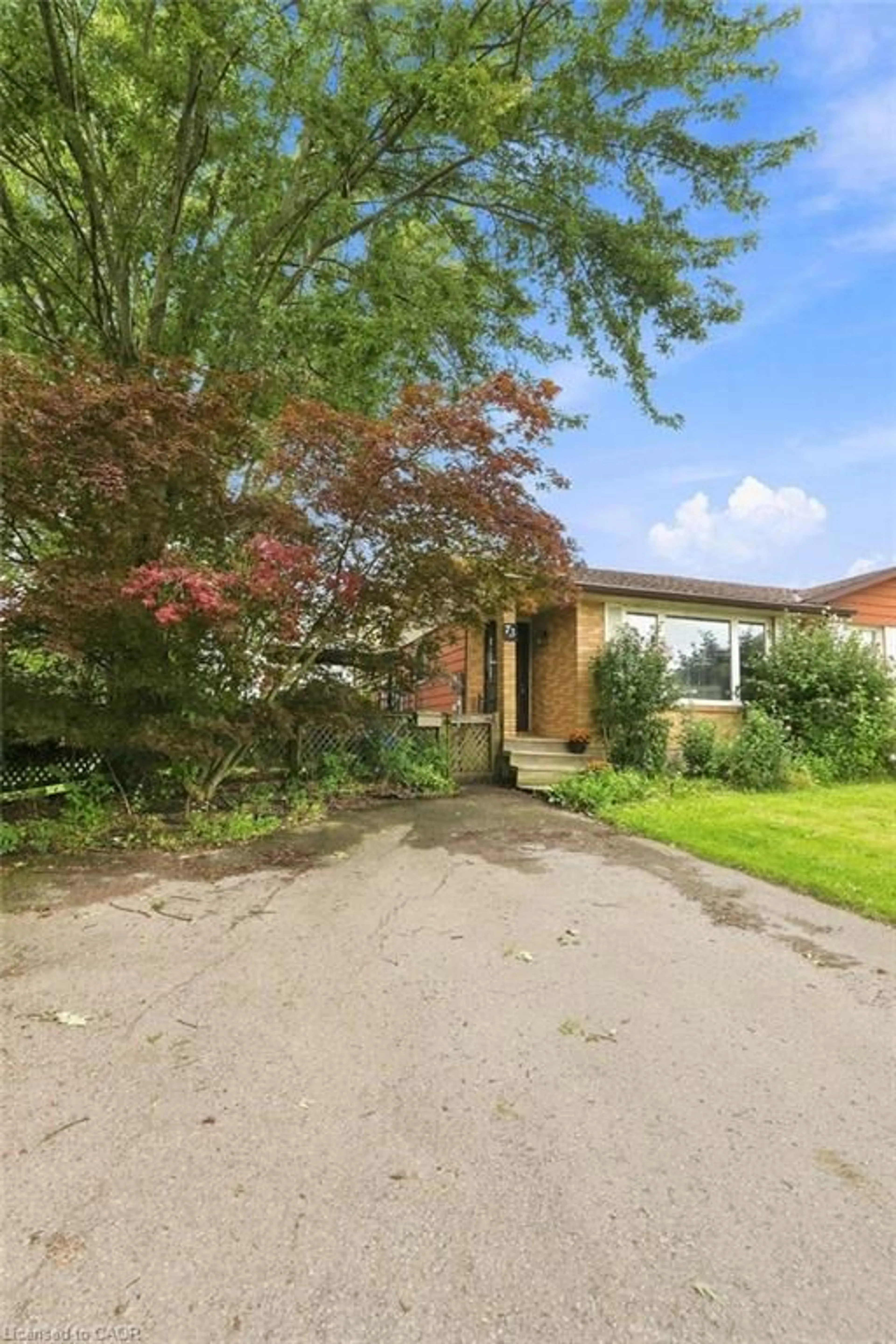 A pic from outside/outdoor area/front of a property/back of a property/a pic from drone, street for 73 Aquador Dr, Welland Ontario L3C 5S5