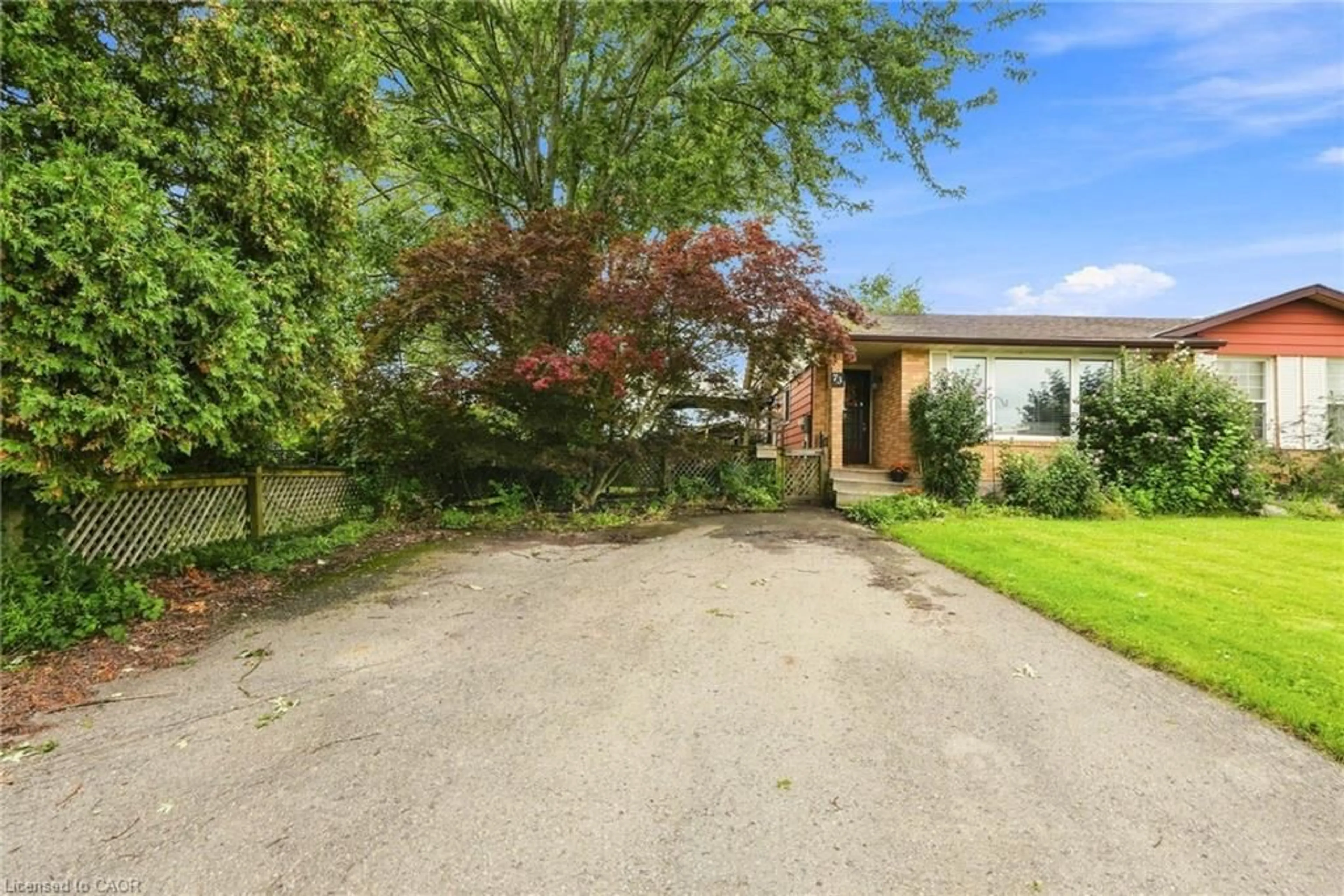 A pic from outside/outdoor area/front of a property/back of a property/a pic from drone, street for 73 Aquador Dr, Welland Ontario L3C 5S5