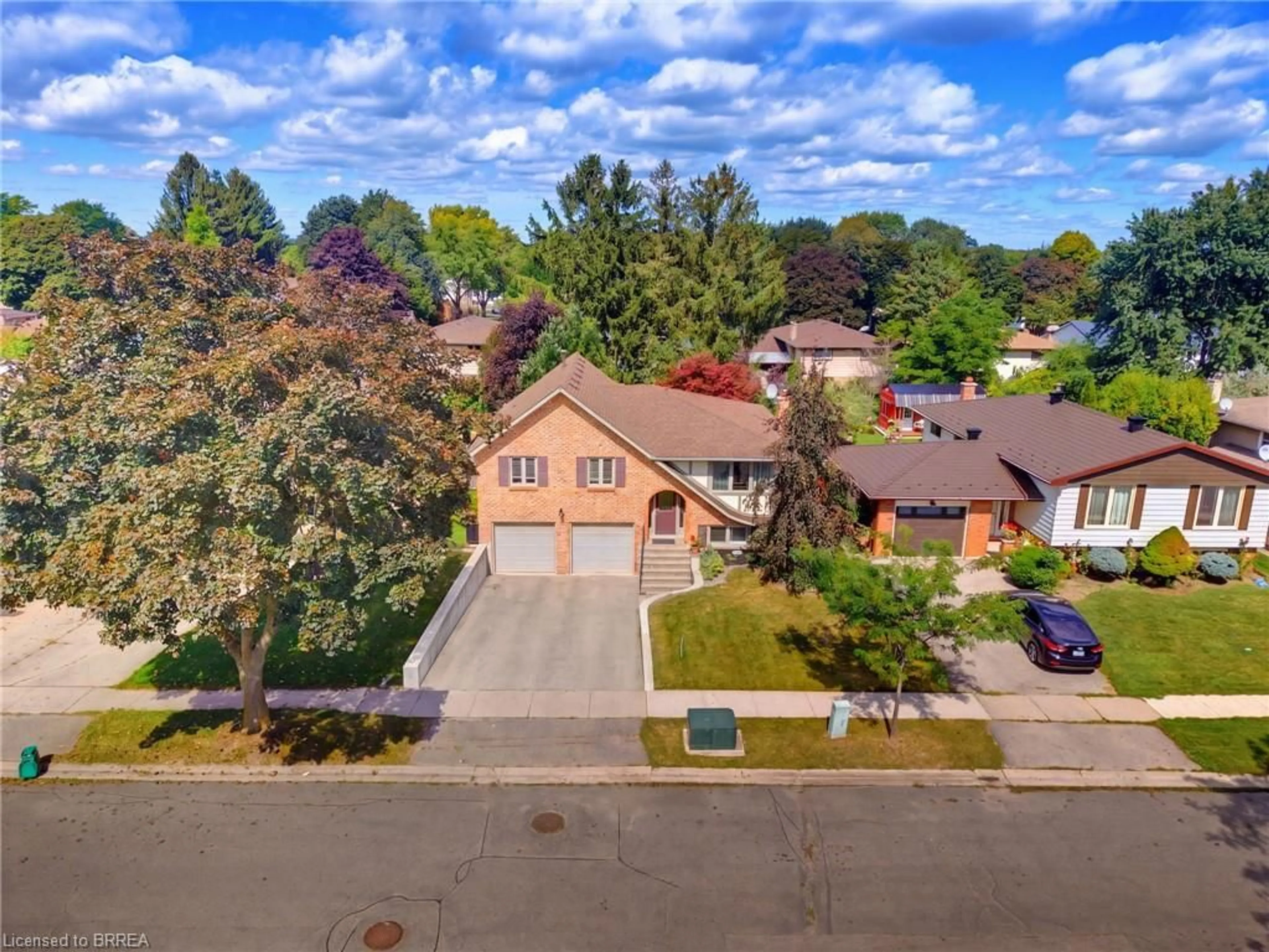A pic from outside/outdoor area/front of a property/back of a property/a pic from drone, street for 32 Wedgewood Dr, Brantford Ontario N3R 6J3