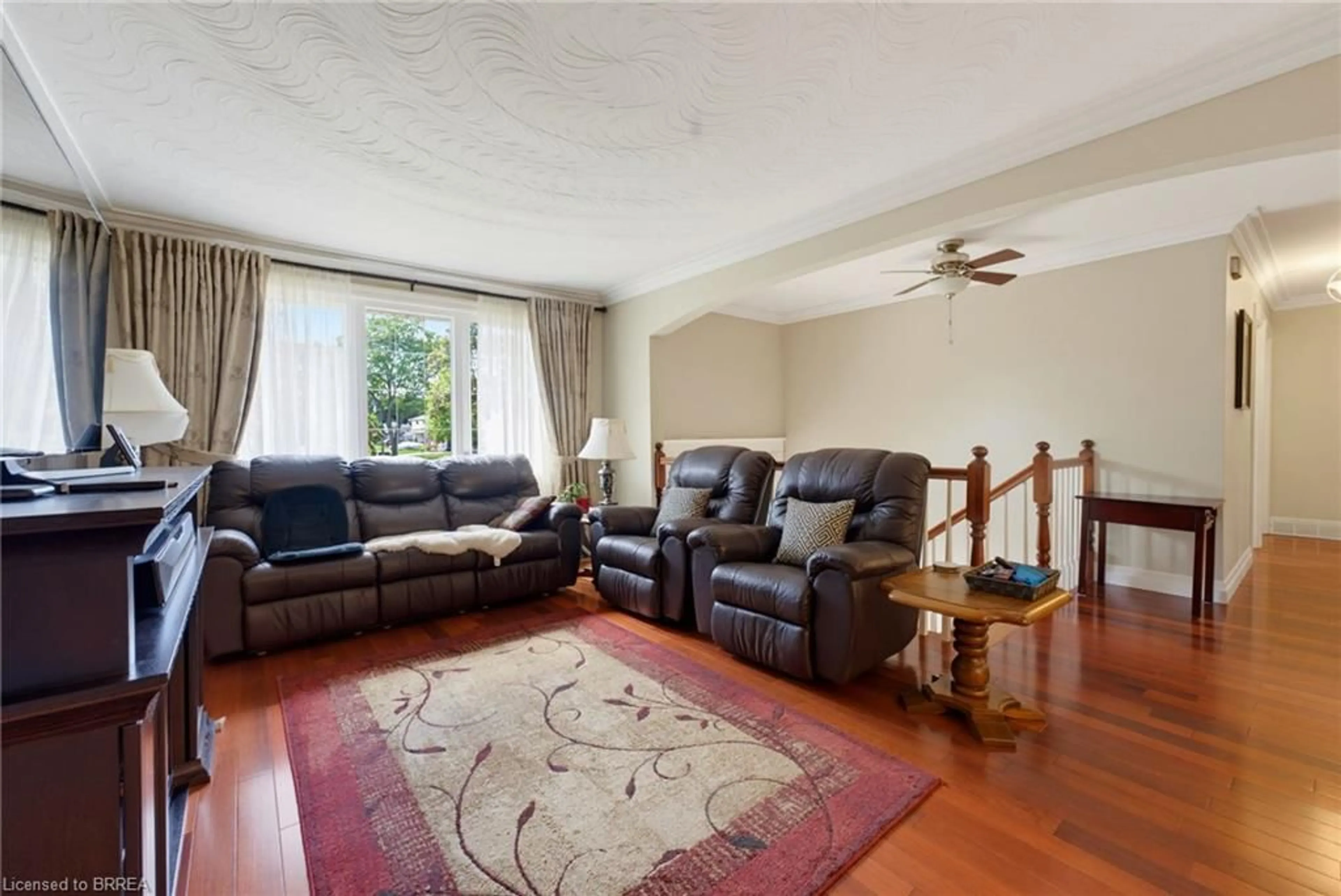 Living room with furniture, unknown for 32 Wedgewood Dr, Brantford Ontario N3R 6J3