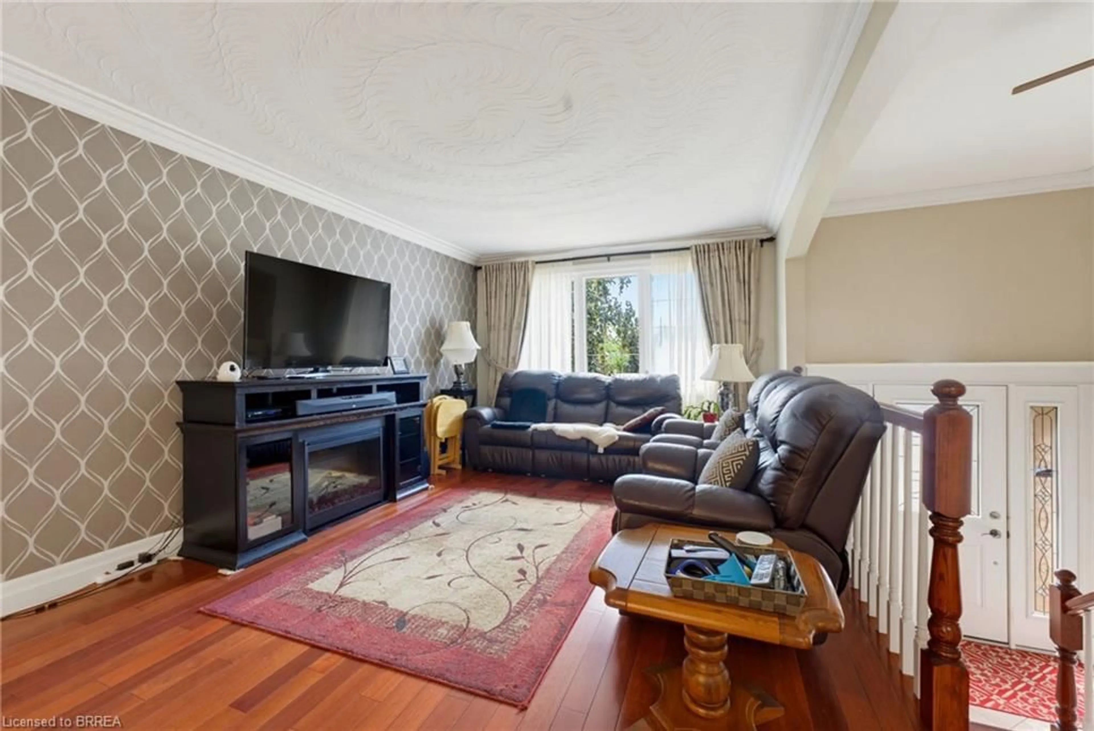 Living room with furniture, unknown for 32 Wedgewood Dr, Brantford Ontario N3R 6J3