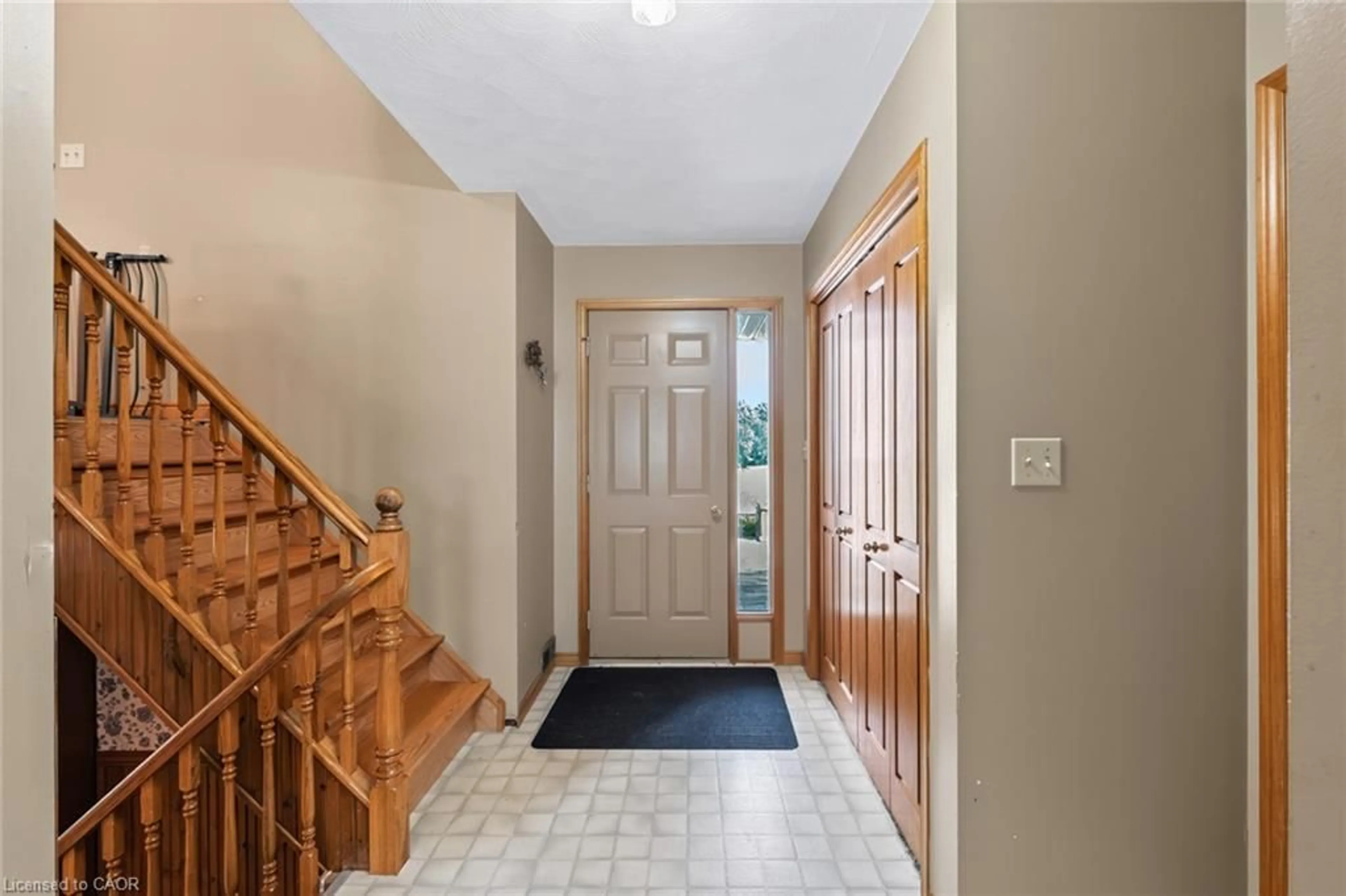 Indoor entryway for 914 Windham Road 11 Rd, Delhi Ontario N4B 2W5