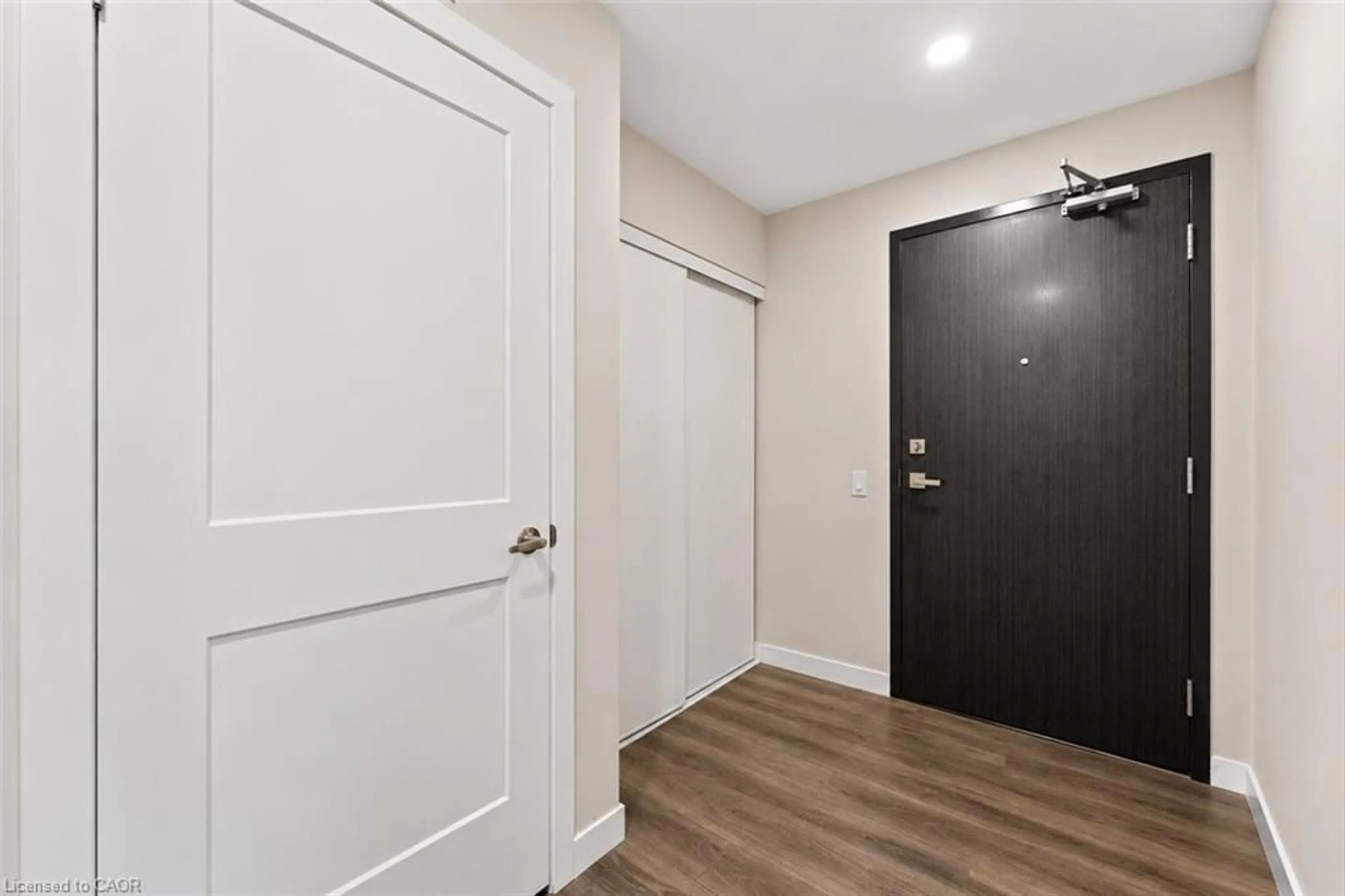 Indoor entryway for 15 Queen St #1111, Hamilton Ontario L8P 3R4