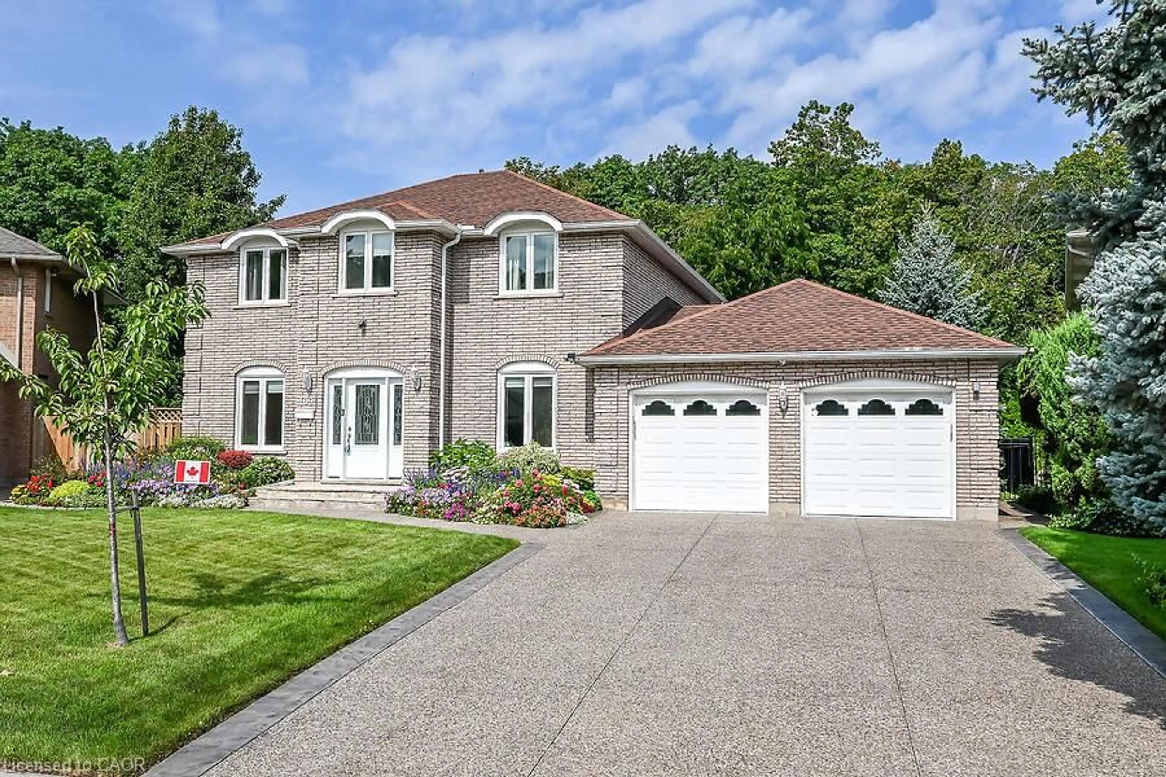 Home with vinyl exterior material, street for 109 Maple Dr, Hamilton Ontario L8G 4T2