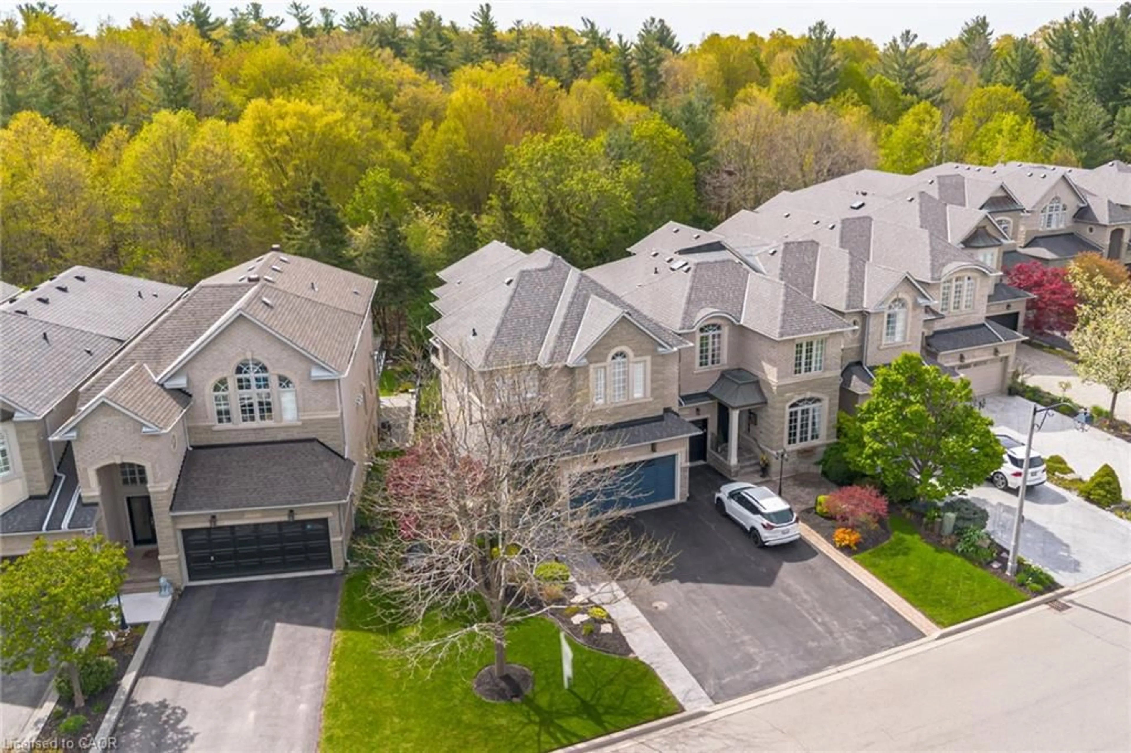 A pic from outside/outdoor area/front of a property/back of a property/a pic from drone, street for 2328 Woodfield Rd, Oakville Ontario L6H 6Y6