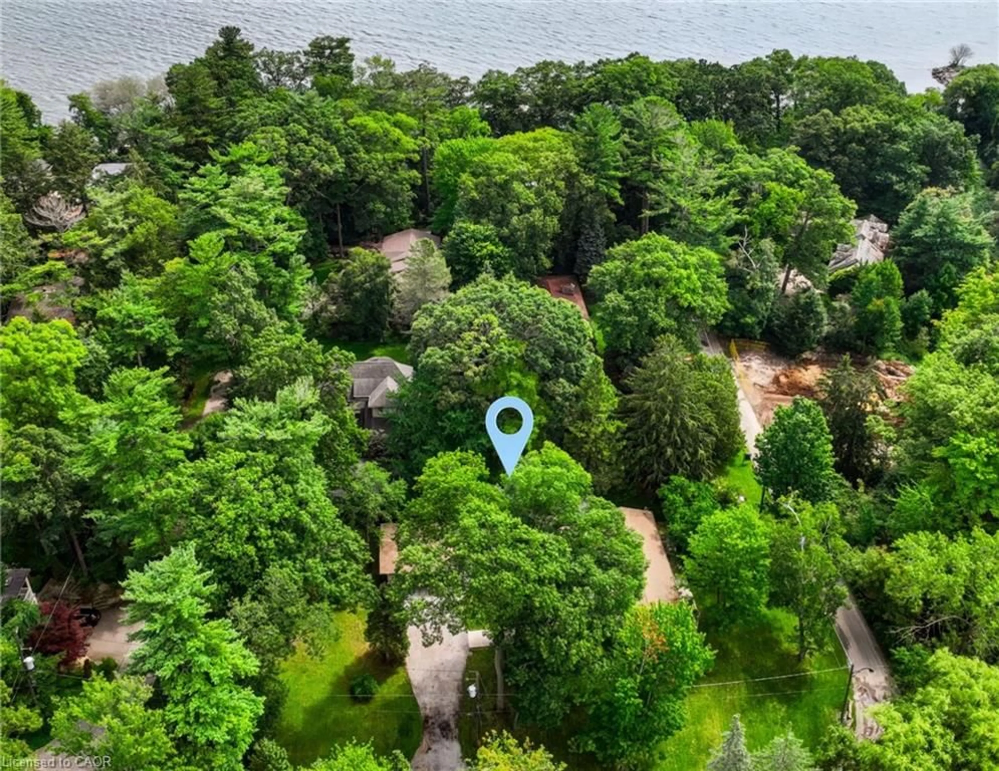 A pic from outside/outdoor area/front of a property/back of a property/a pic from drone, forest/trees view for 1066 Stockwell Ave, Mississauga Ontario L5H 1B4