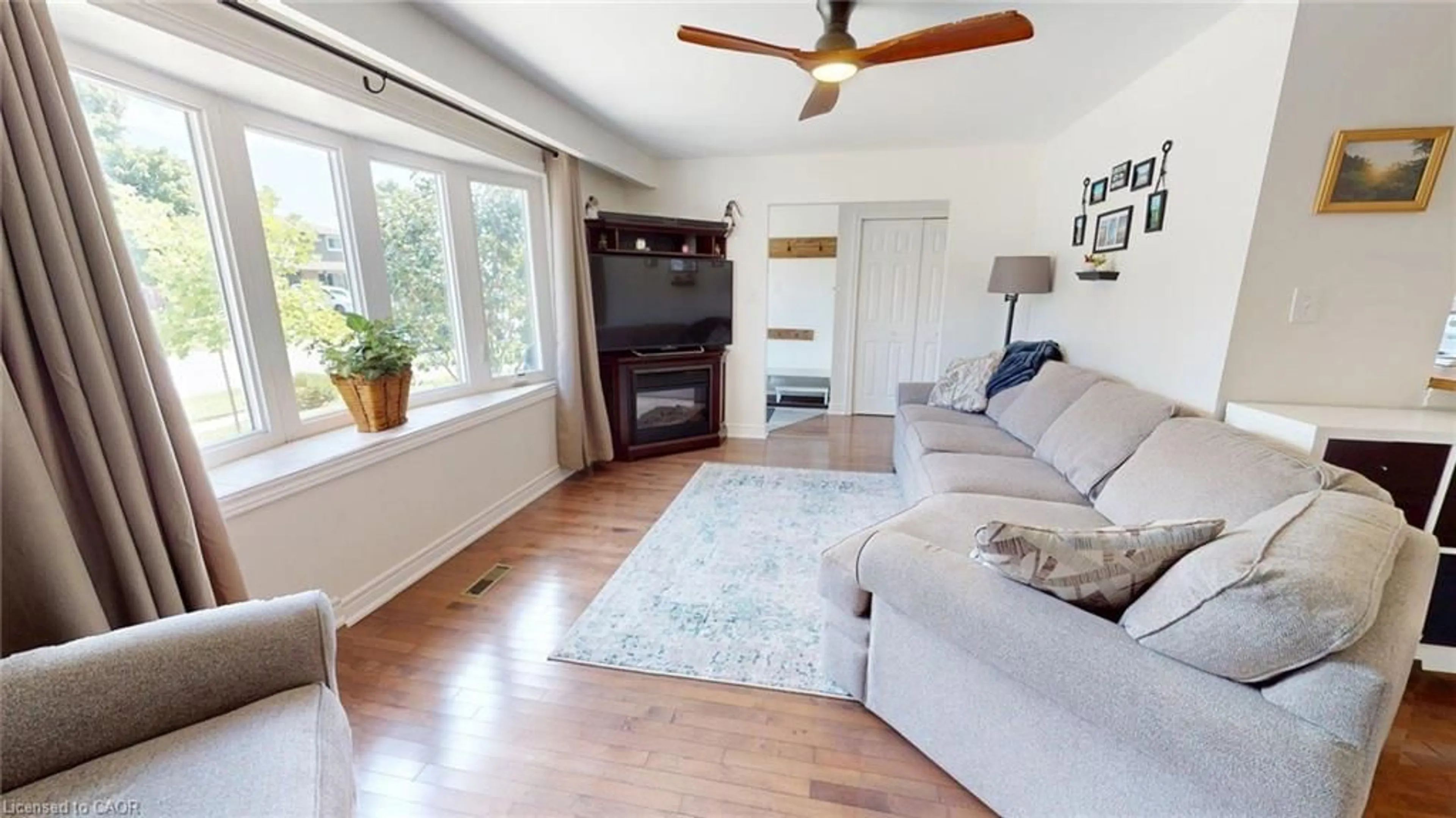 Living room with furniture, wood/laminate floor for 18 Larkspur Lane, Paris Ontario N3L 3P1