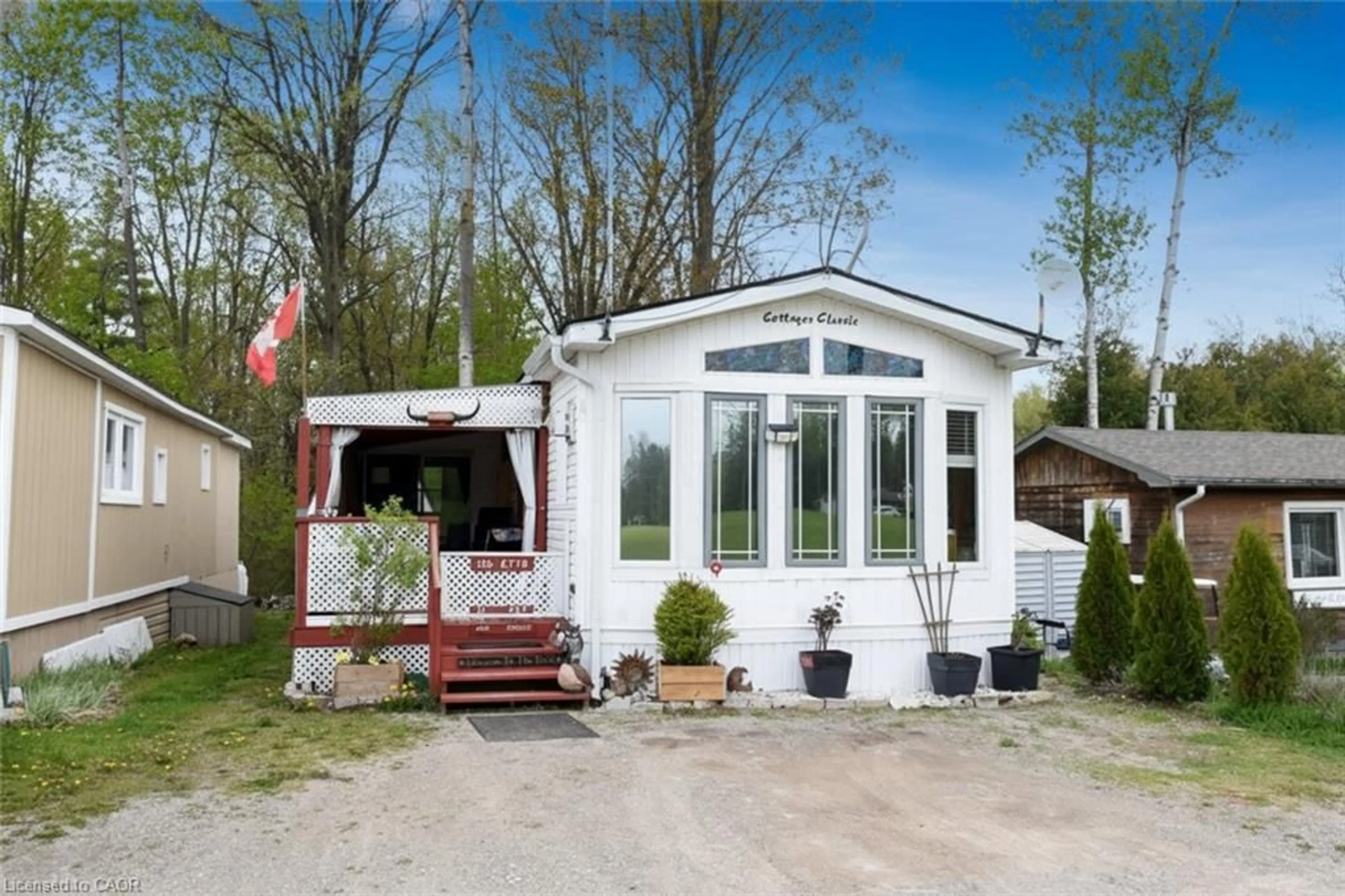 Home with vinyl exterior material, street for 125 Otto Lane, Freelton Ontario N0B 2J0