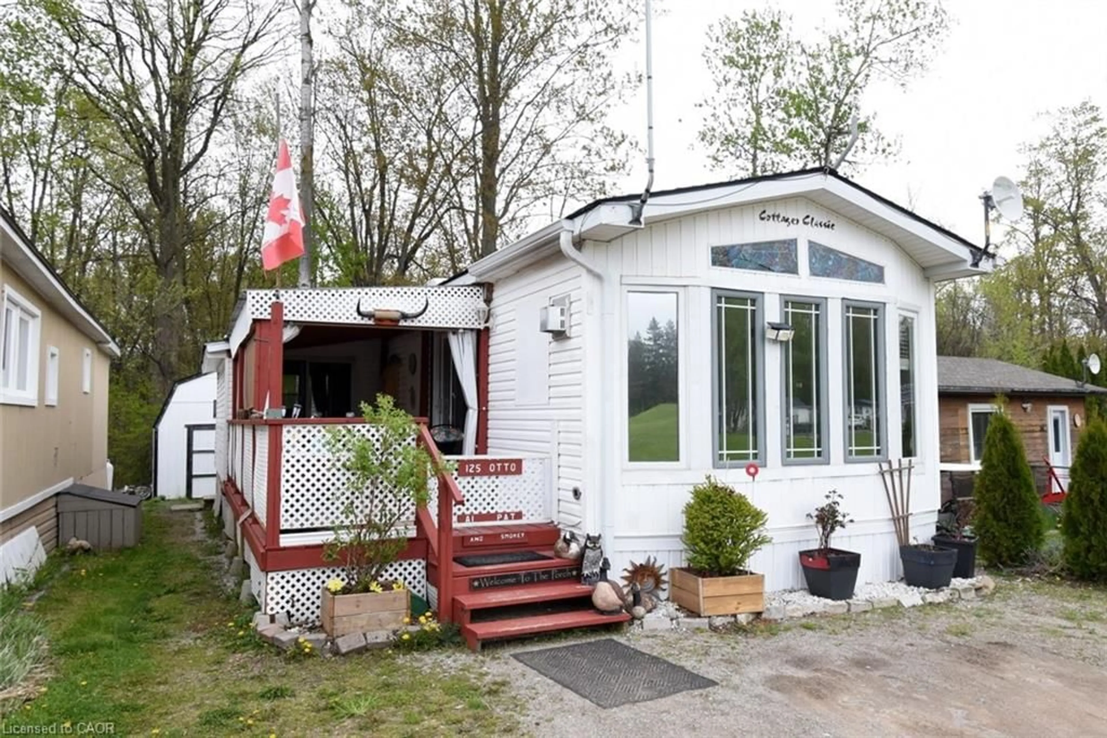 Home with vinyl exterior material, street for 125 Otto Lane, Freelton Ontario N0B 2J0