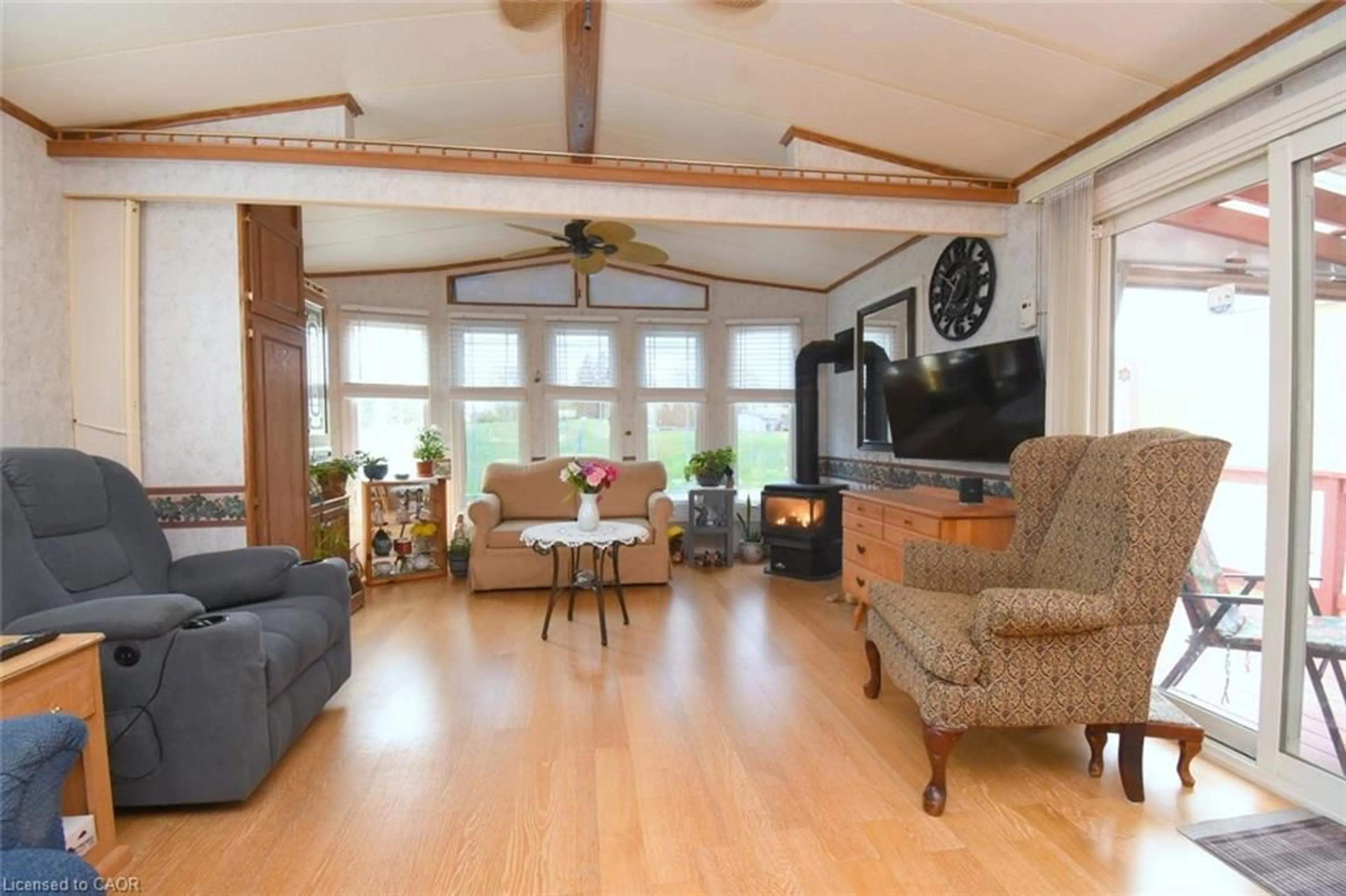 Living room with furniture, wood/laminate floor for 125 Otto Lane, Freelton Ontario N0B 2J0