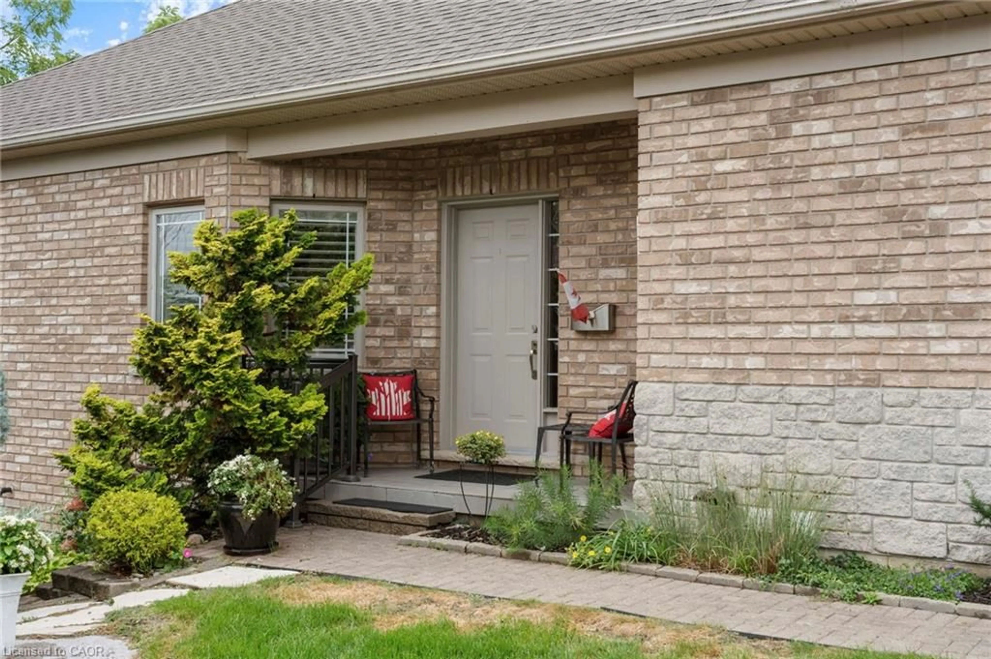 Home with brick exterior material, street for 10 Cobblestone Dr #25, Paris Ontario N3L 4G8
