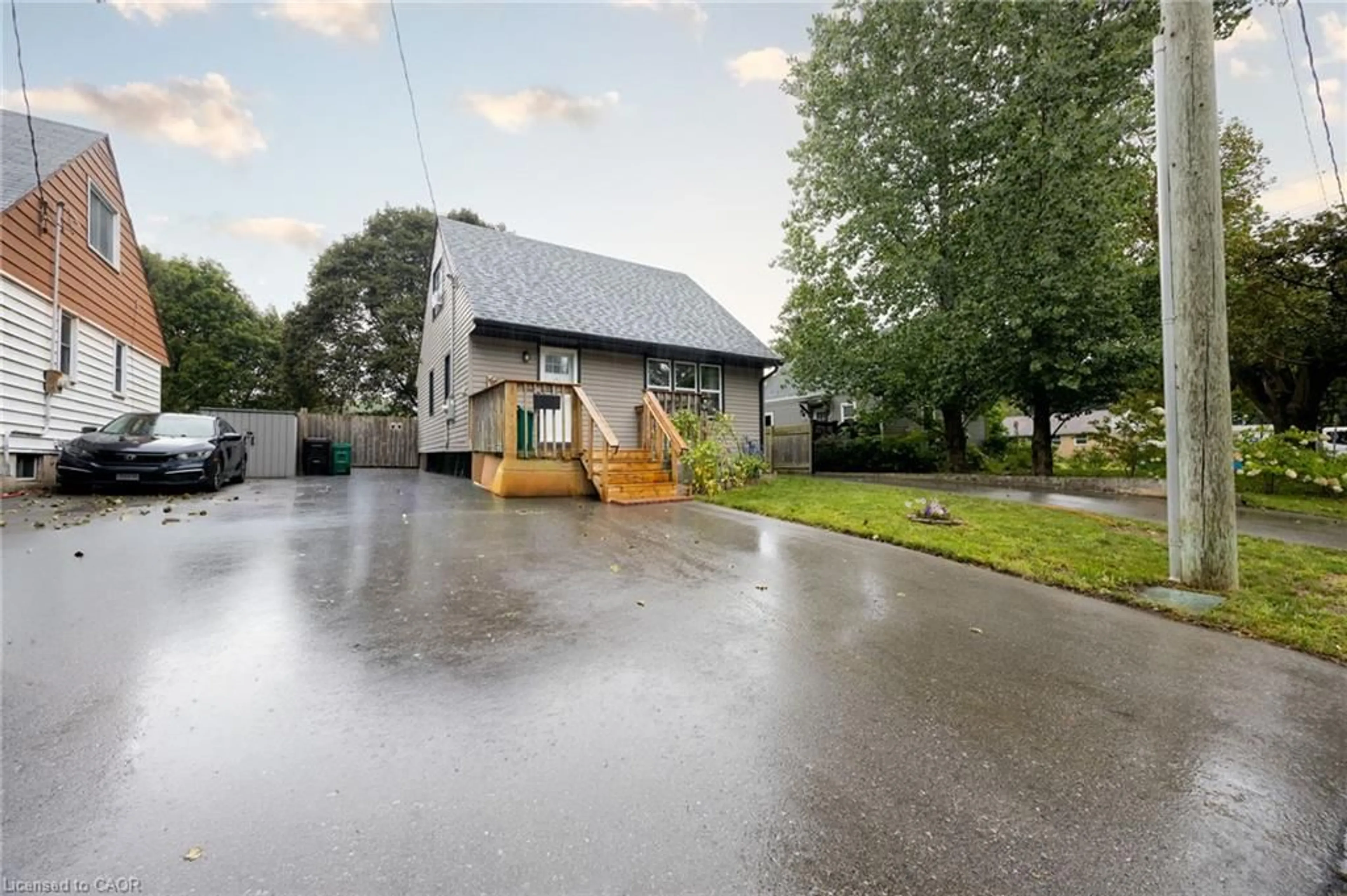 A pic from outside/outdoor area/front of a property/back of a property/a pic from drone, street for 102 Stewart Ave, Cambridge Ontario N1R 2T9