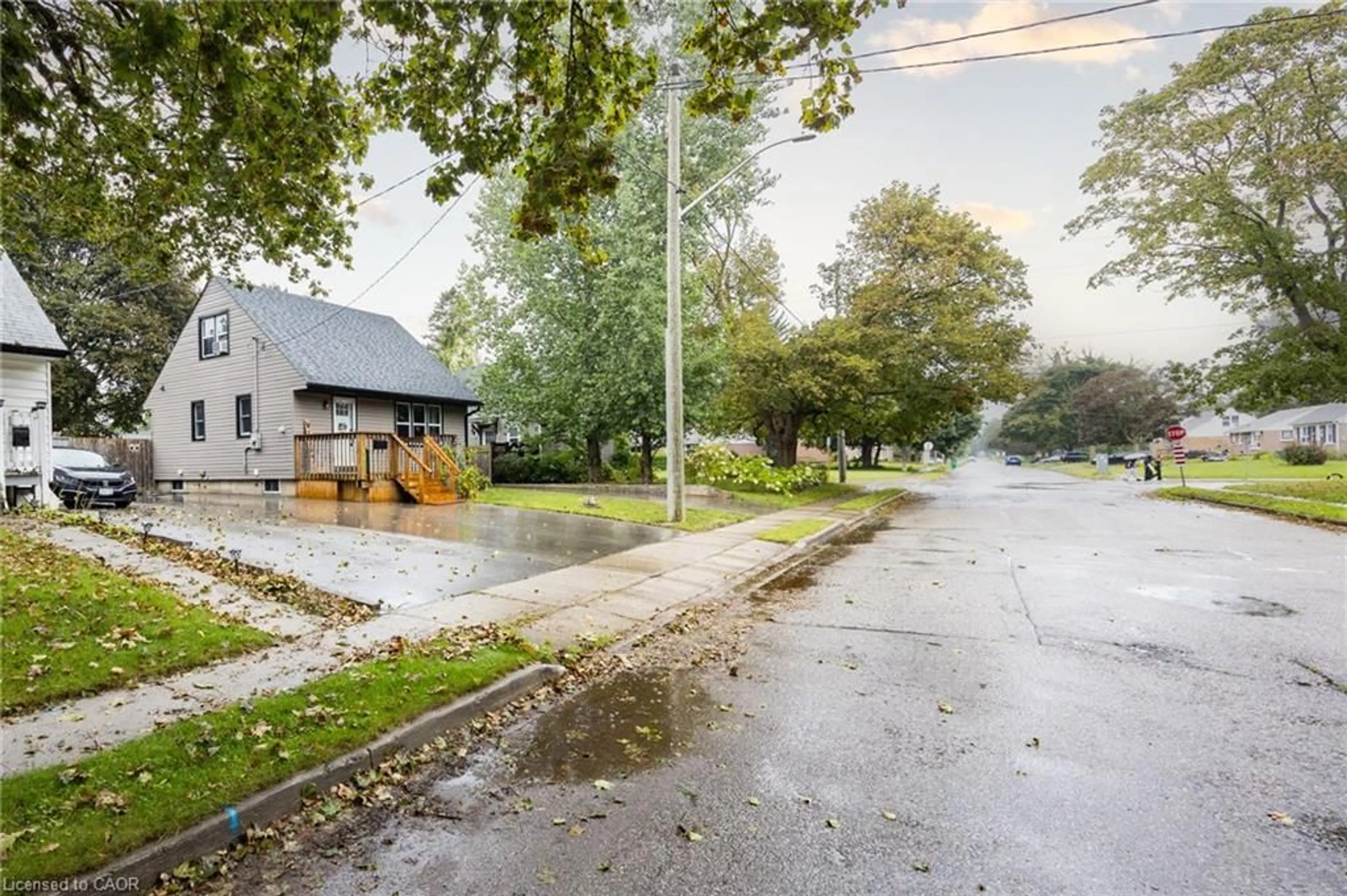 Patio, street for 102 Stewart Ave, Cambridge Ontario N1R 2T9