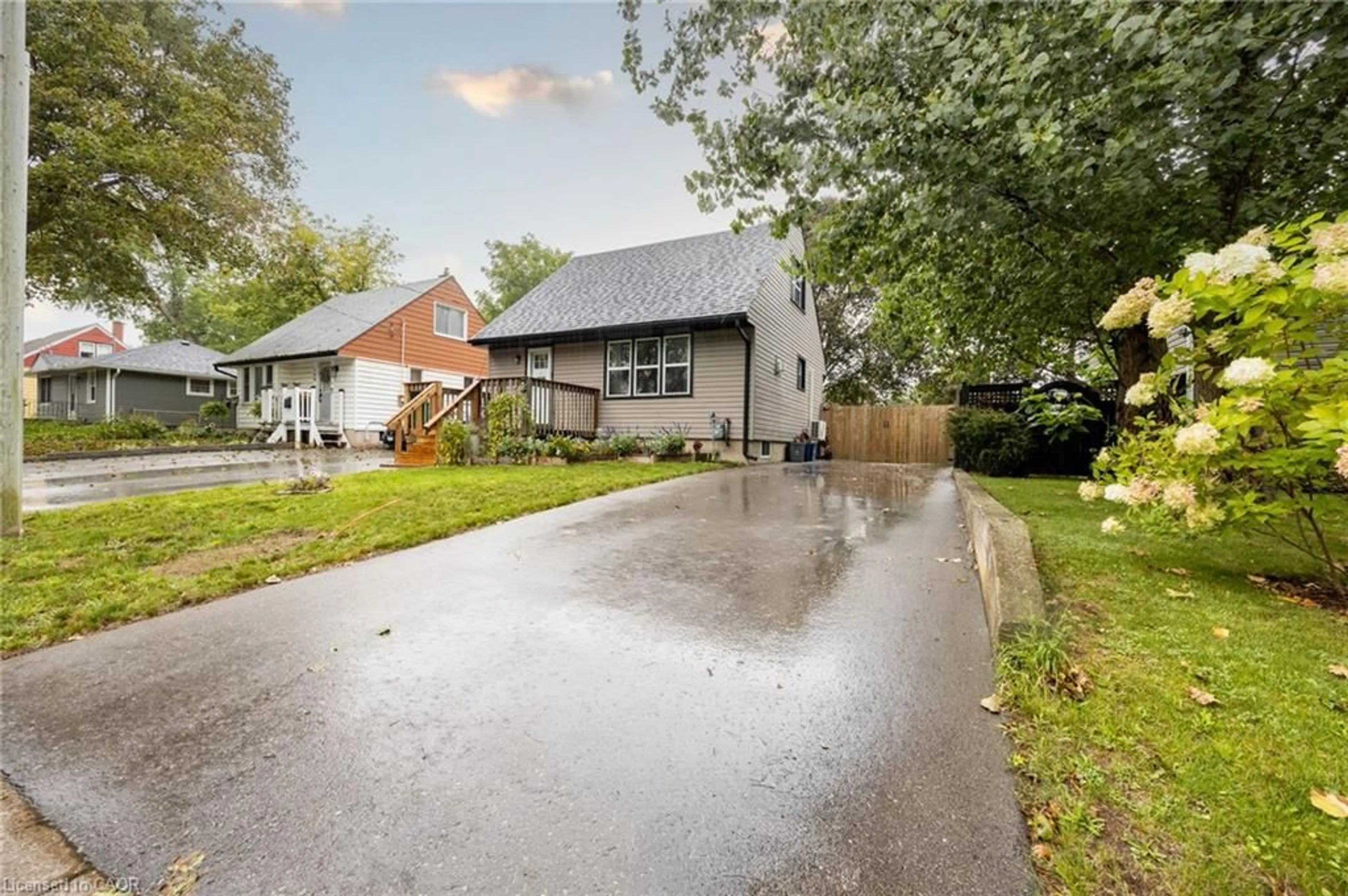 A pic from outside/outdoor area/front of a property/back of a property/a pic from drone, street for 102 Stewart Ave, Cambridge Ontario N1R 2T9