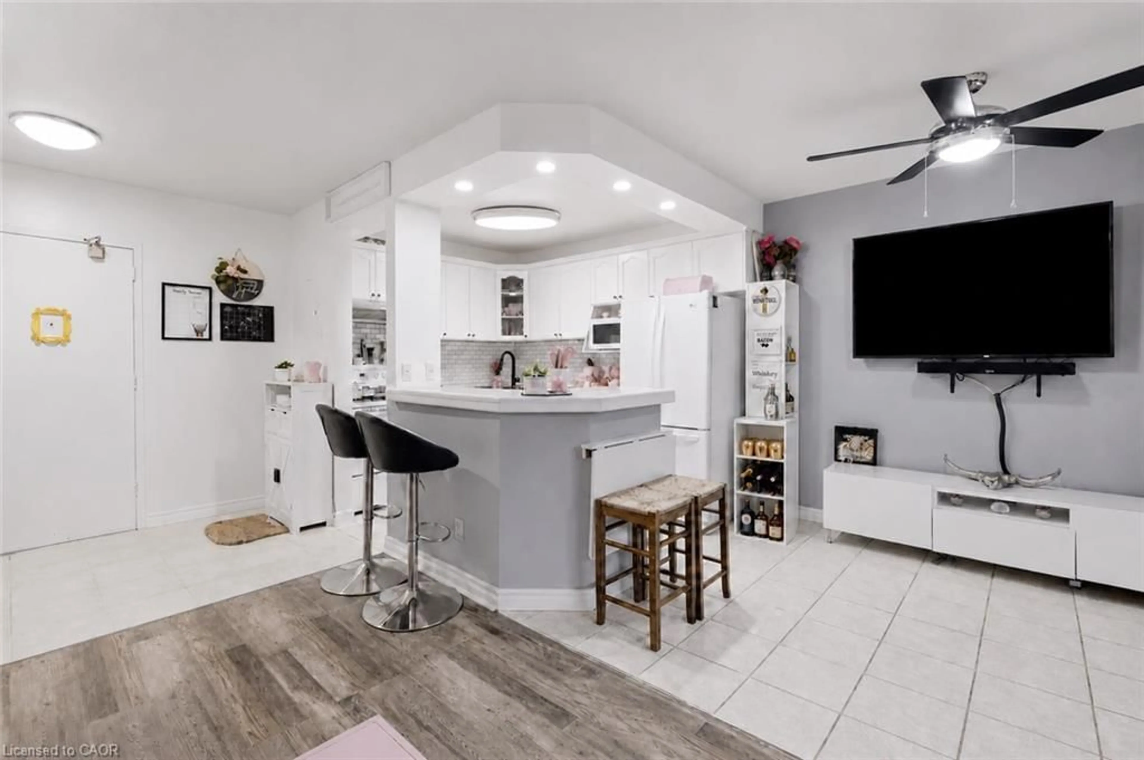 Open concept kitchen, ceramic/tile floor for 264 Oakdale Ave #308, St. Catharines Ontario L2P 2K4