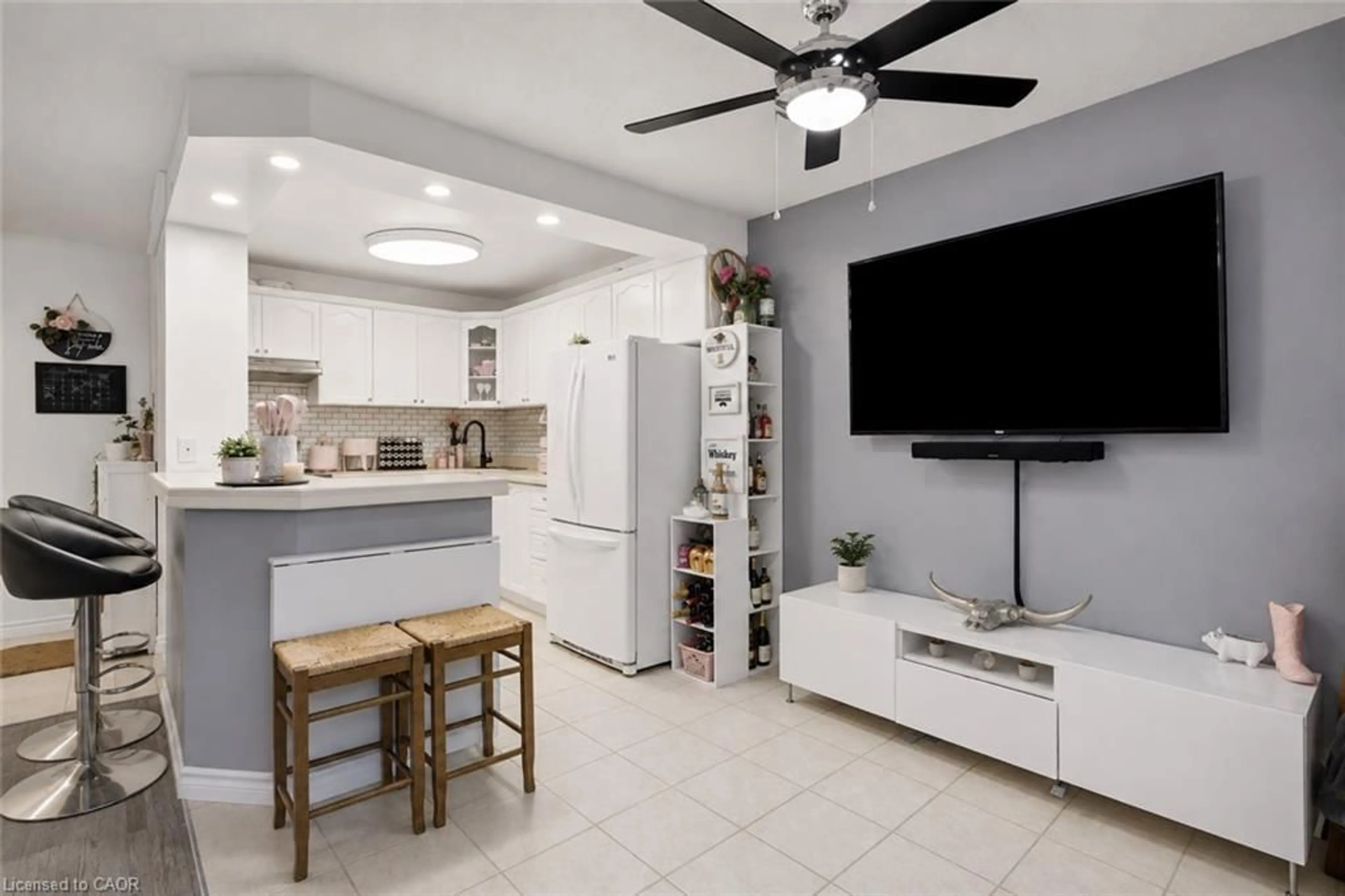 Open concept kitchen, ceramic/tile floor for 264 Oakdale Ave #308, St. Catharines Ontario L2P 2K4