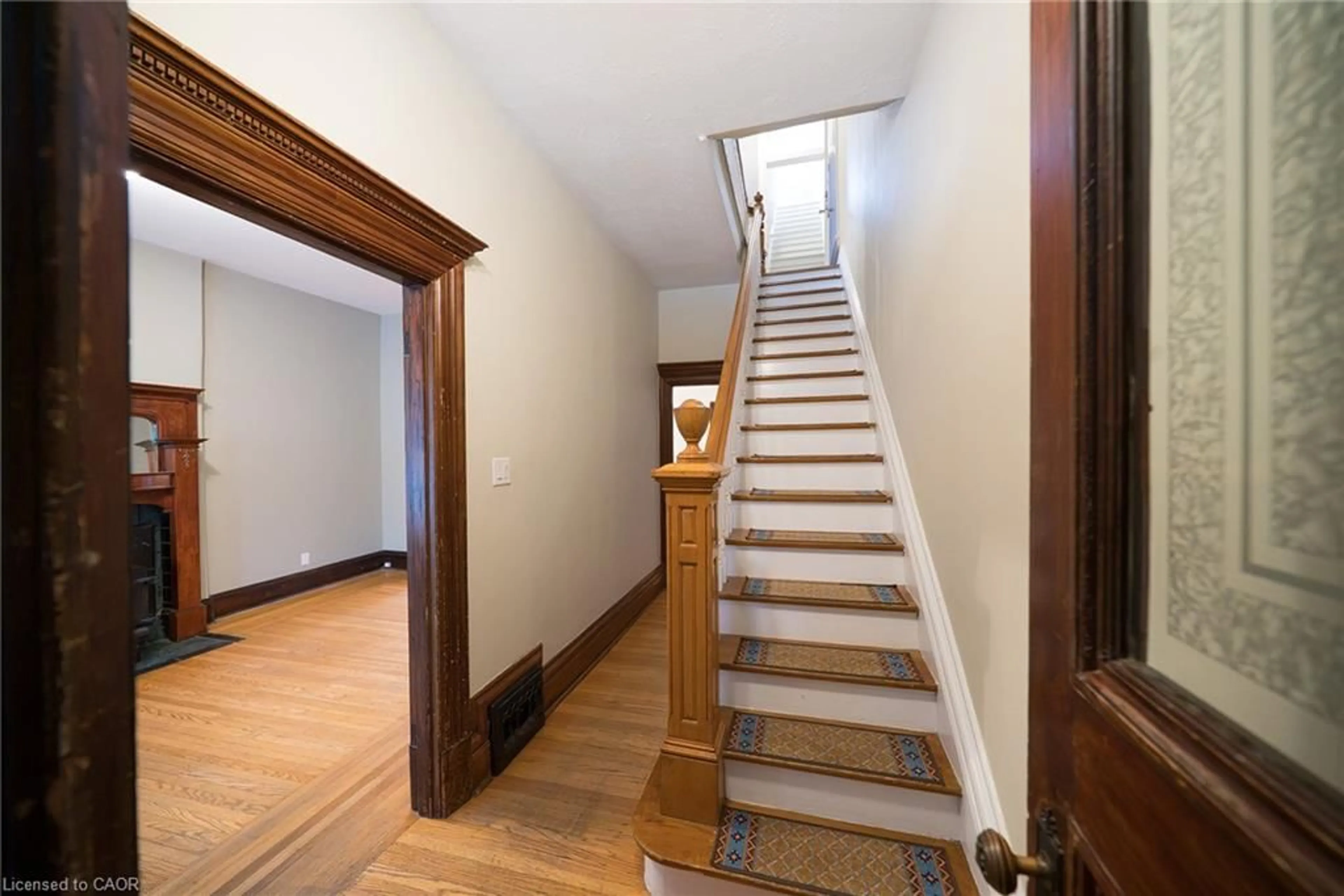 Indoor foyer for 102 Pearl St, Hamilton Ontario L8R 2Z3