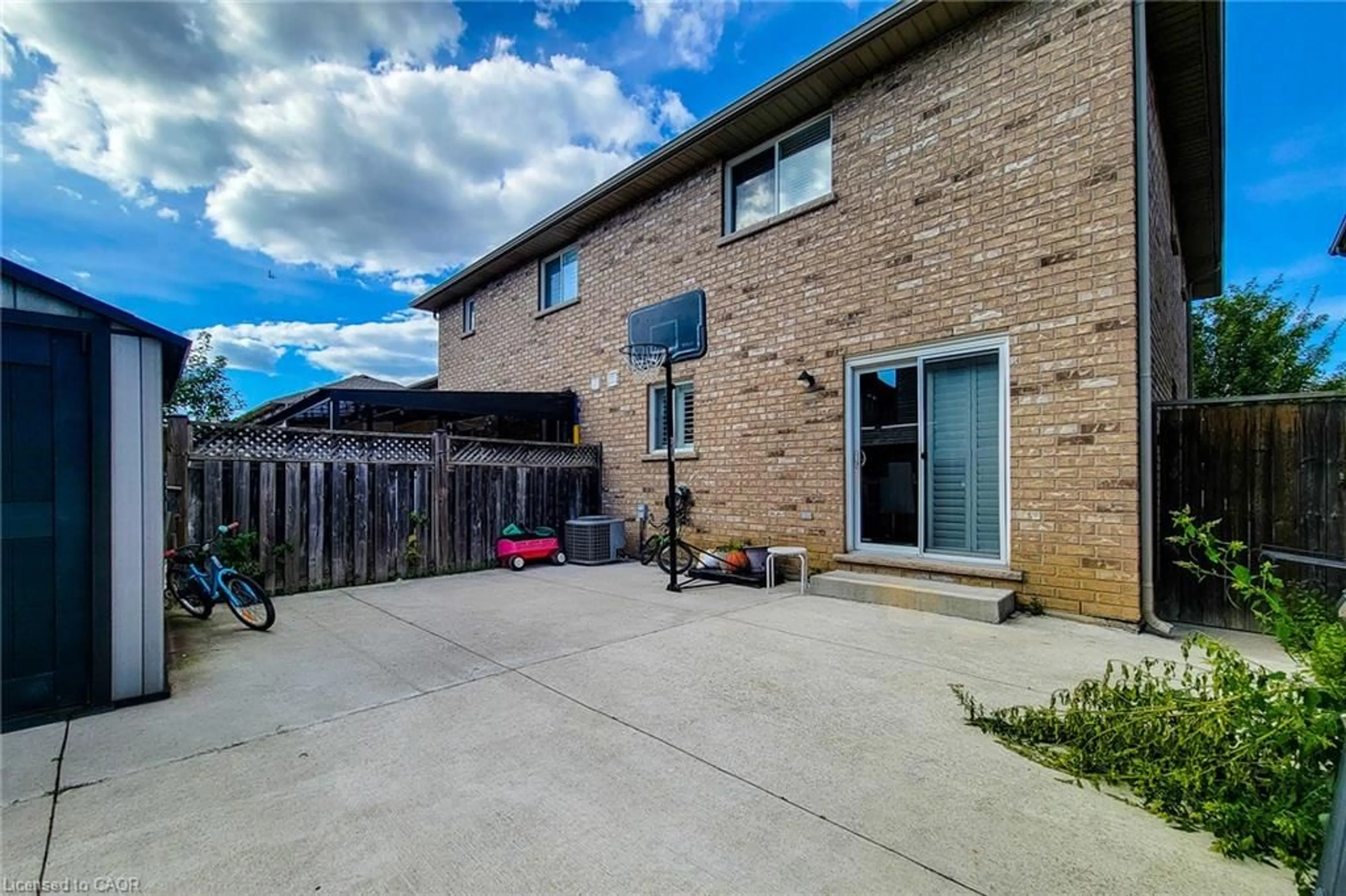 A pic from outside/outdoor area/front of a property/back of a property/a pic from drone, street for 21 Jonathon Crt, Hamilton Ontario L8W 0A1